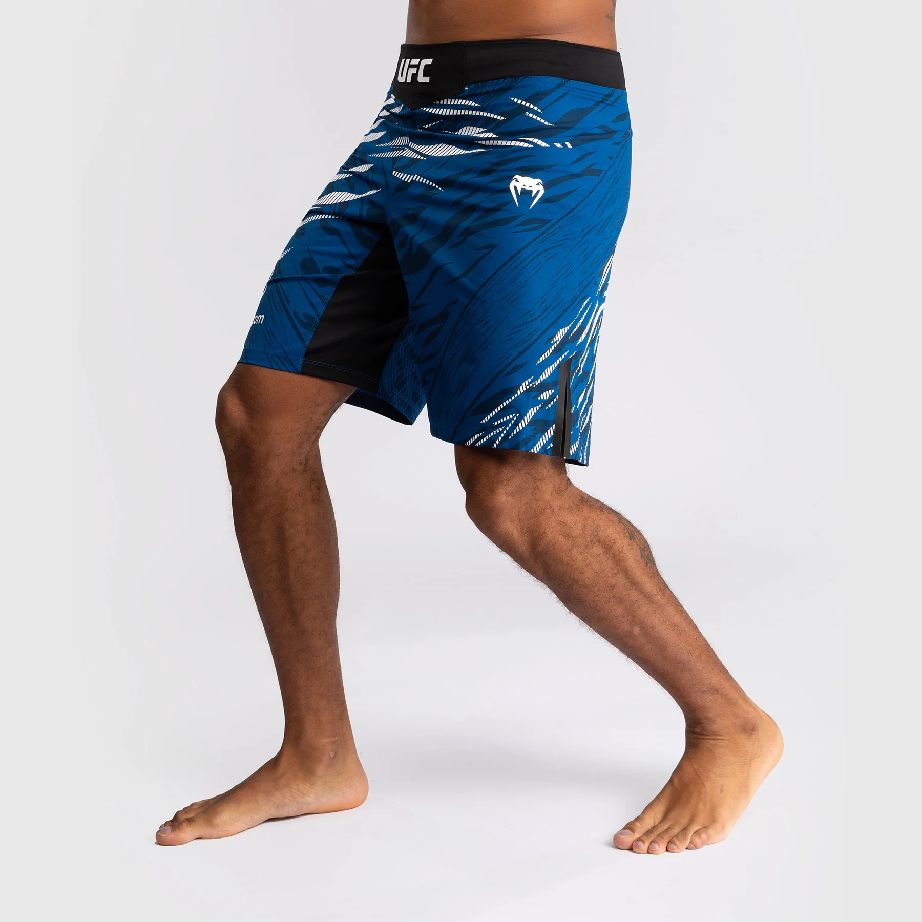UFC Fusion by Venum Personalizados Authentic Fight Night Shorts de Lucha para Hombre - Ajuste Largo - Azul - Image 5