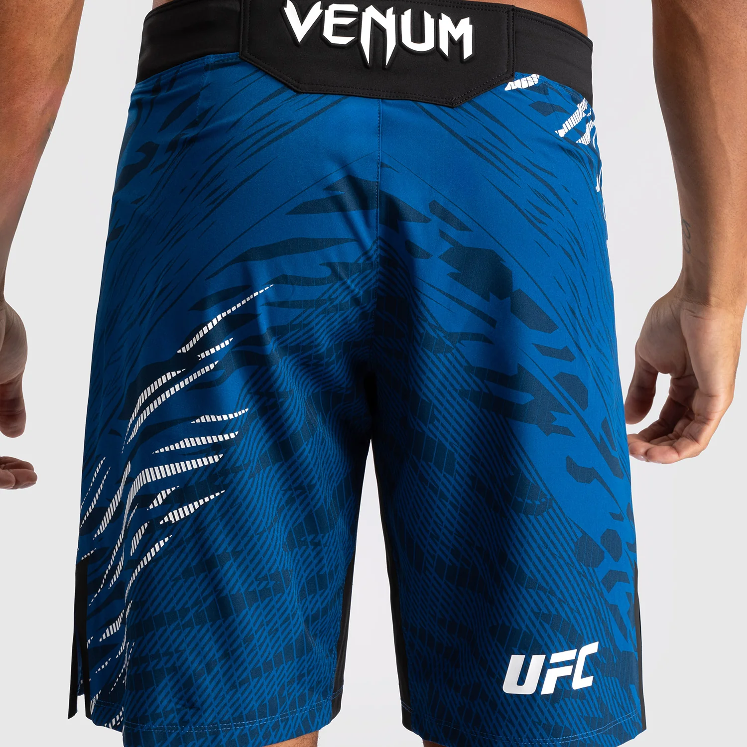 UFC Fusion by Venum Personalizados Authentic Fight Night Shorts de Lucha para Hombre - Ajuste Largo - Azul - Image 7