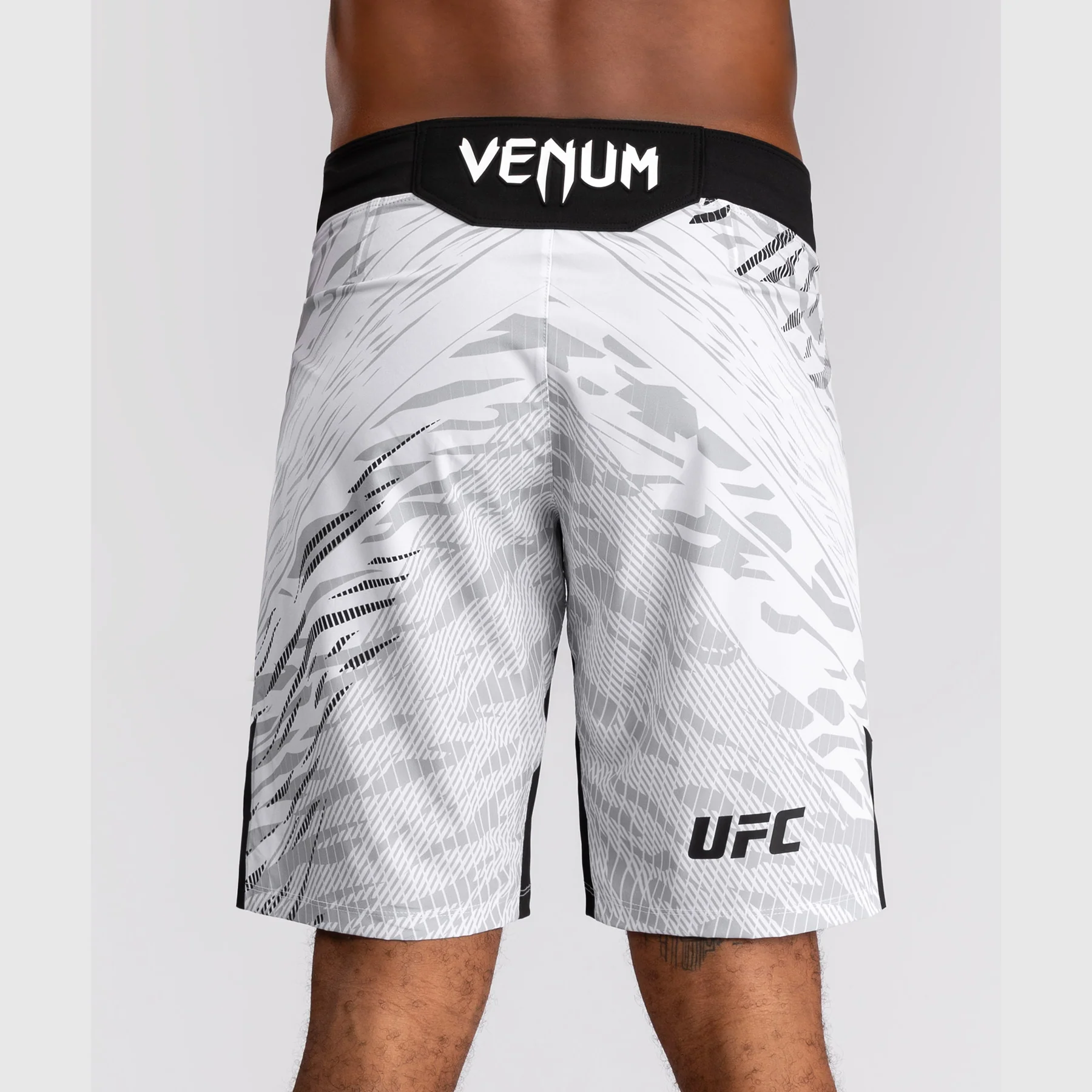 UFC Fusion by Venum Personalizados Authentic Fight Night Shorts de Lucha para Hombre - Ajuste Largo - Blanco - Image 6