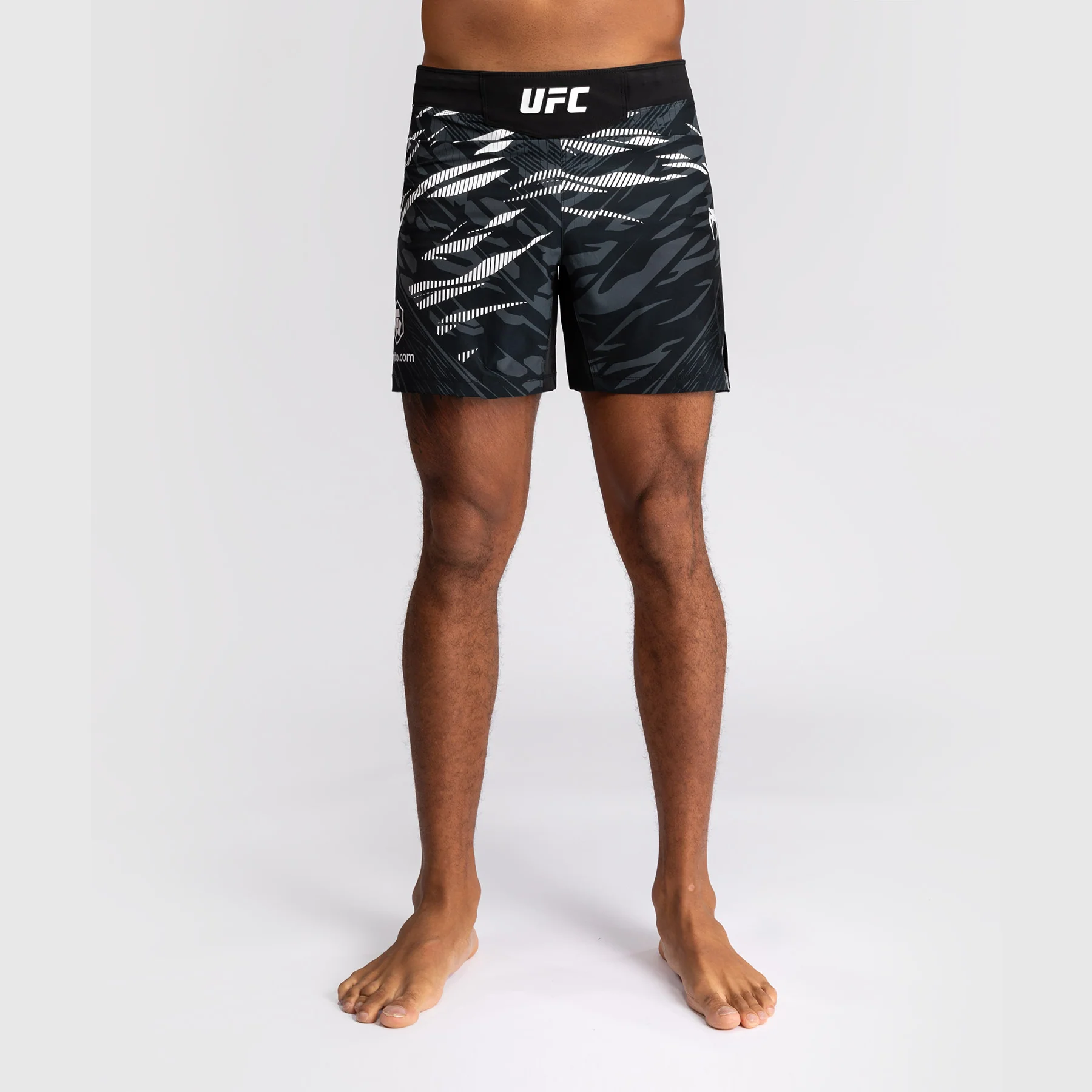 UFC Fusion by Venum Personalizados Authentic Fight Night Shorts de Lucha para Hombre - Ajuste Corto - Negro - Image 2