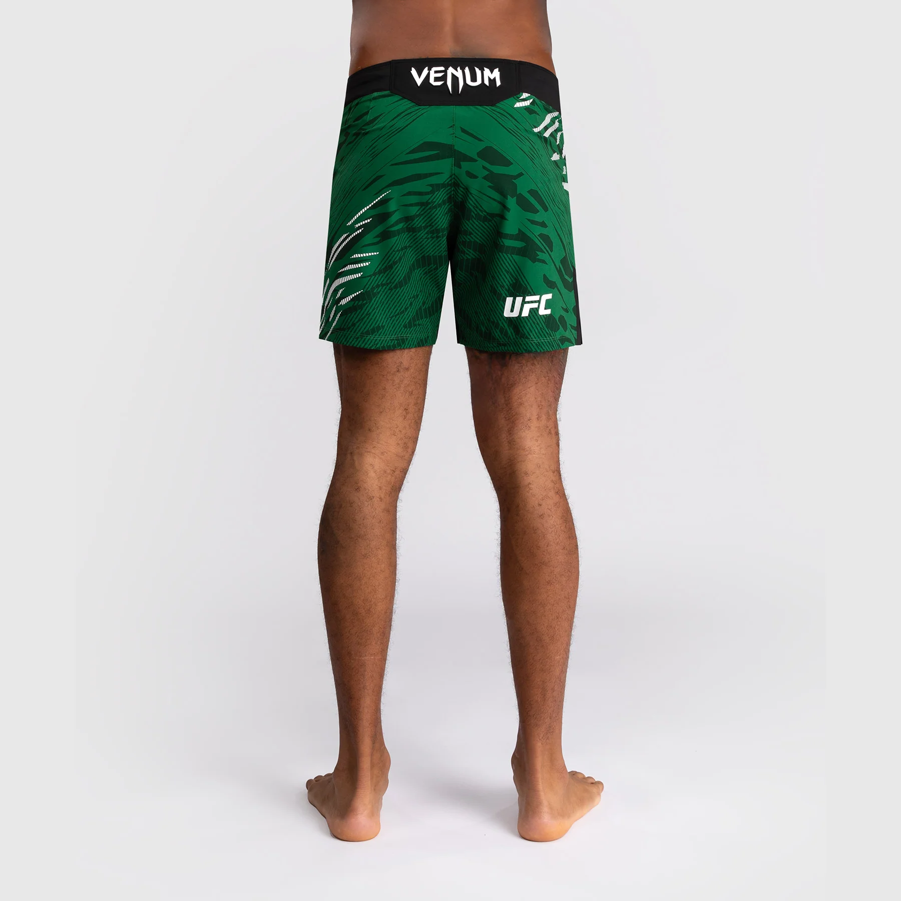 UFC Fusion by Venum Personalizados Authentic Fight Night Shorts de Lucha para Hombre - Ajuste Corto - Verde - Image 3