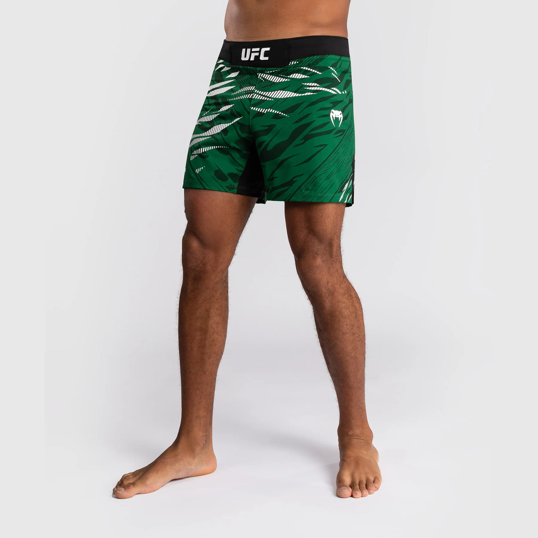 UFC Fusion by Venum Personalizados Authentic Fight Night Shorts de Lucha para Hombre - Ajuste Corto - Verde - Image 4