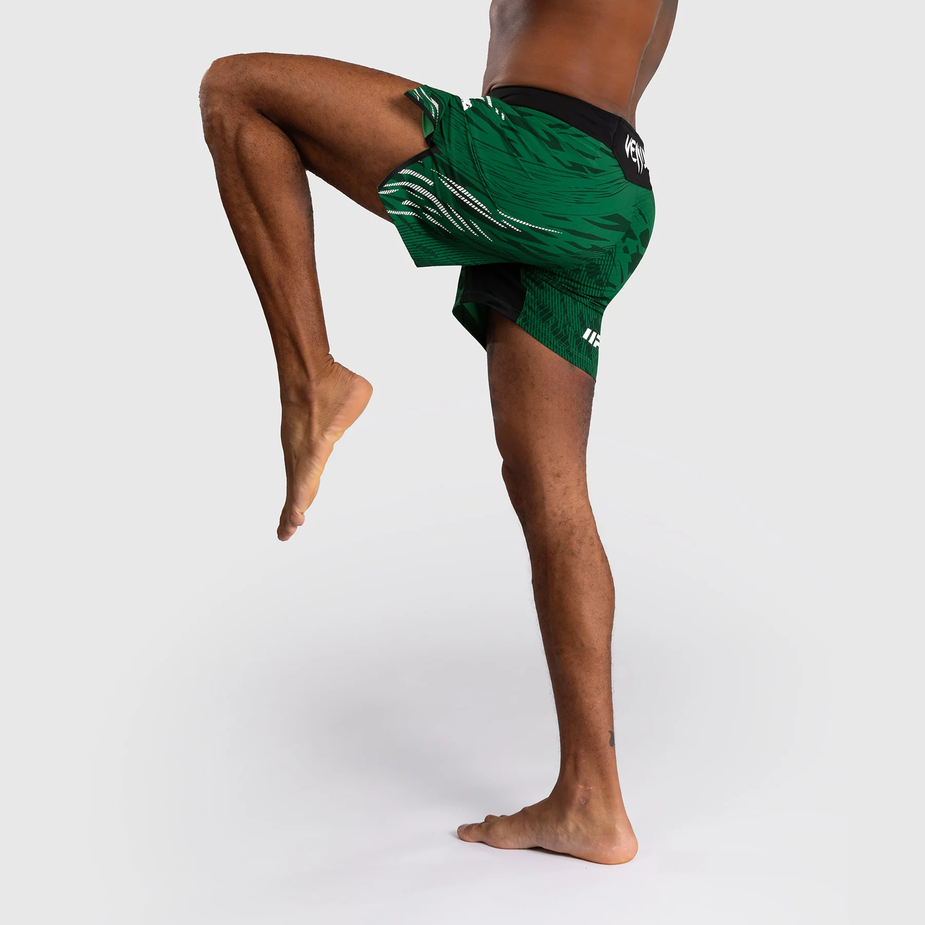 UFC Fusion by Venum Personalizados Authentic Fight Night Shorts de Lucha para Hombre - Ajuste Corto - Verde - Image 7