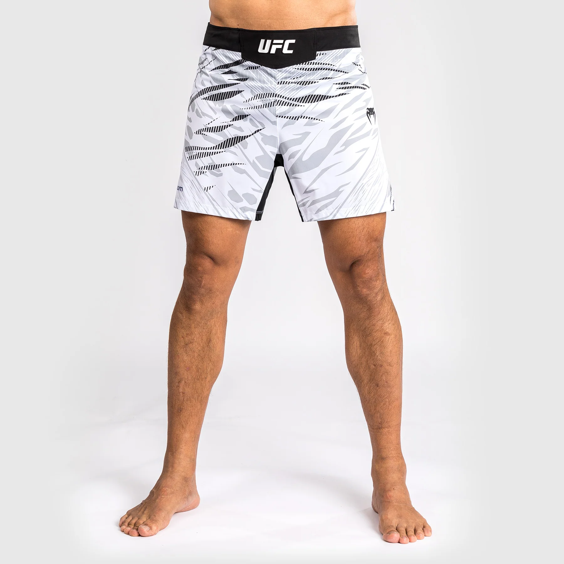 UFC Fusion by Venum Personalizados Authentic Fight Night Shorts de Lucha para Hombre - Ajuste Corto - Blanco - Image 2