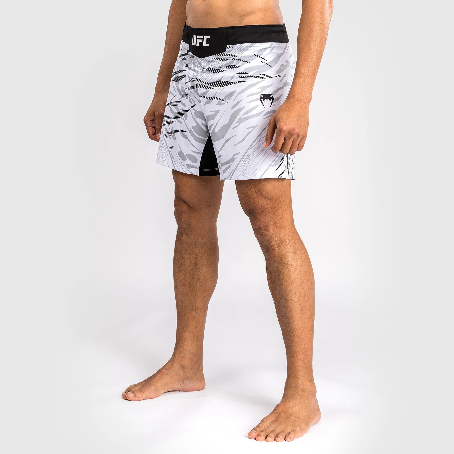 UFC Fusion by Venum Personalizados Authentic Fight Night Shorts de Lucha para Hombre - Ajuste Corto - Blanco - Image 4