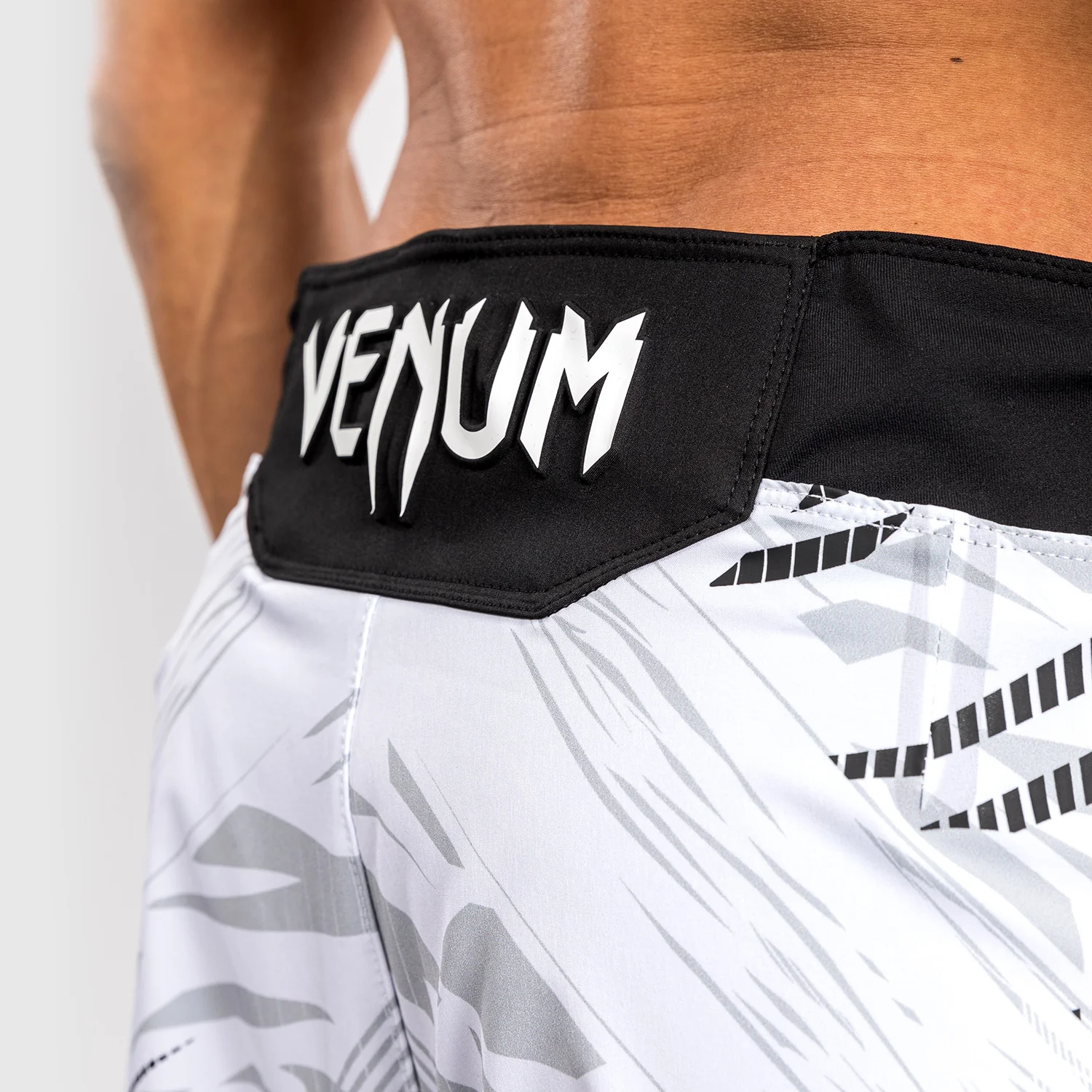 UFC Fusion by Venum Personalizados Authentic Fight Night Shorts de Lucha para Hombre - Ajuste Corto - Blanco - Image 7