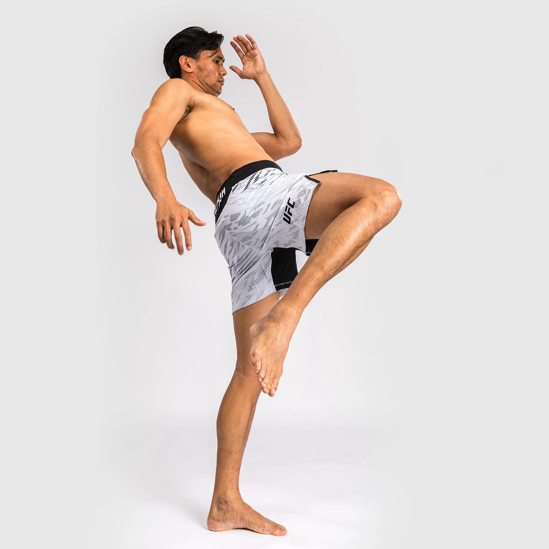 UFC Fusion by Venum Personalizados Authentic Fight Night Shorts de Lucha para Hombre - Ajuste Corto - Blanco - Image 8
