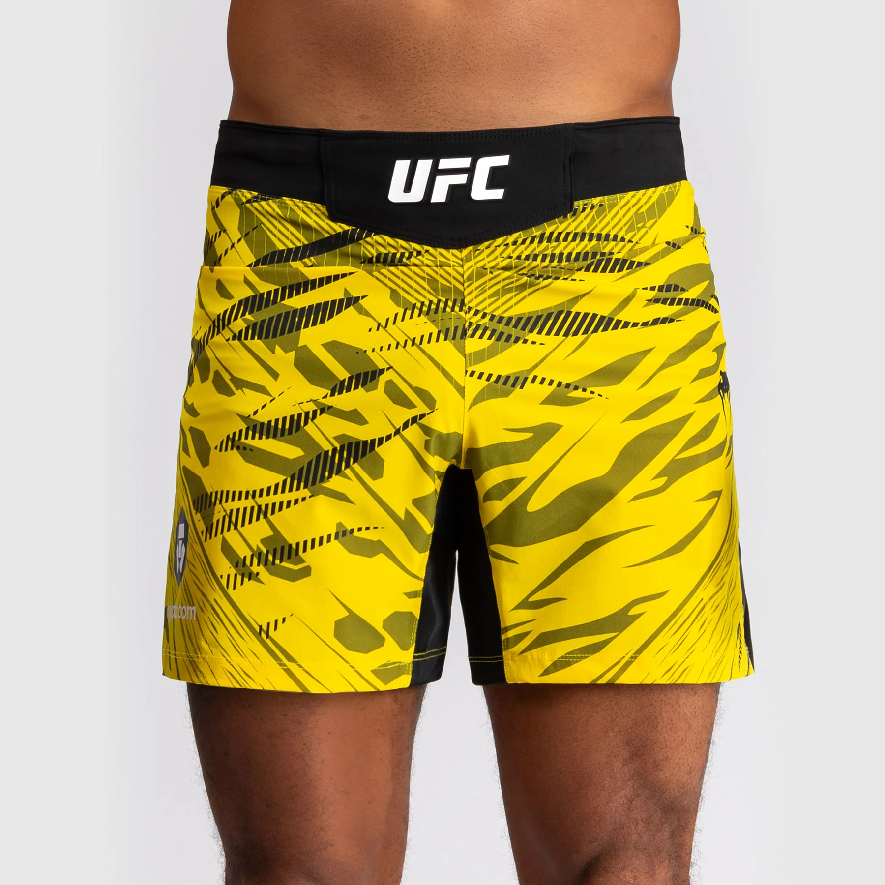 UFC Fusion by Venum Personalizados Authentic Fight Night Shorts de Lucha para Hombre - Ajuste Corto - Amarillo - Image 5