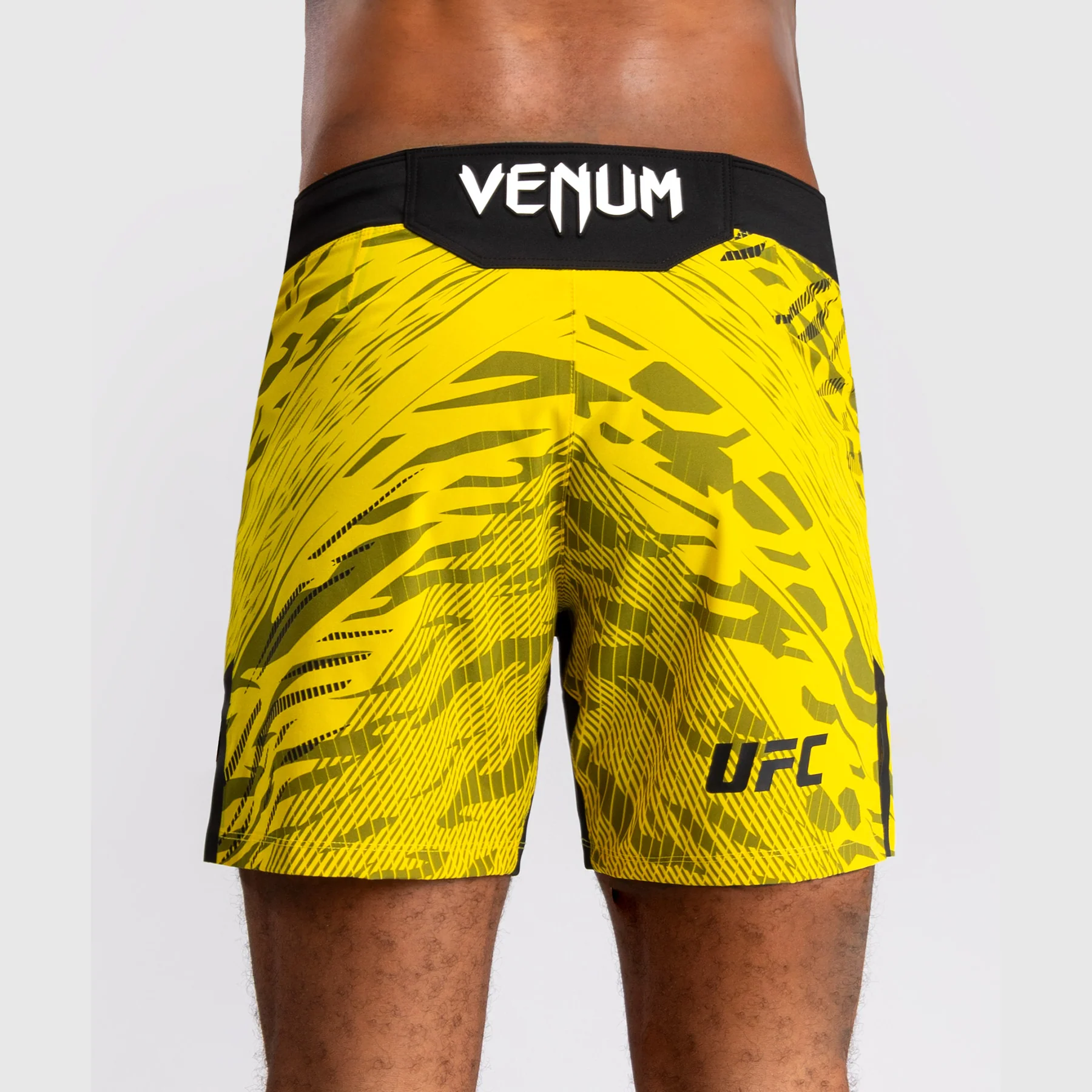 UFC Fusion by Venum Personalizados Authentic Fight Night Shorts de Lucha para Hombre - Ajuste Corto - Amarillo - Image 6