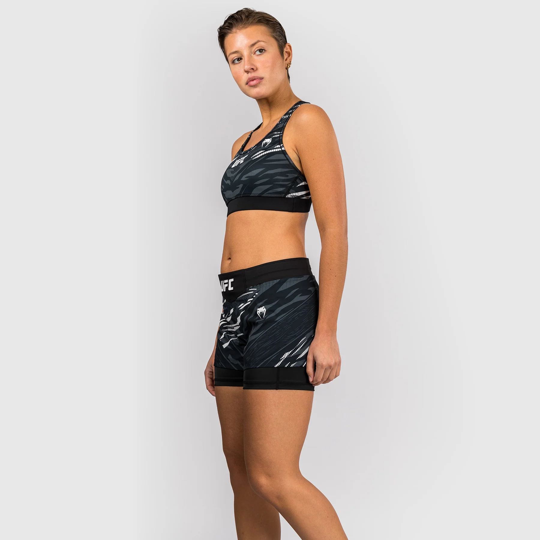 UFC Fusion by Venum Personalizados Authentic Fight Night Shorts de Lucha para Mujer - Negro - Image 3