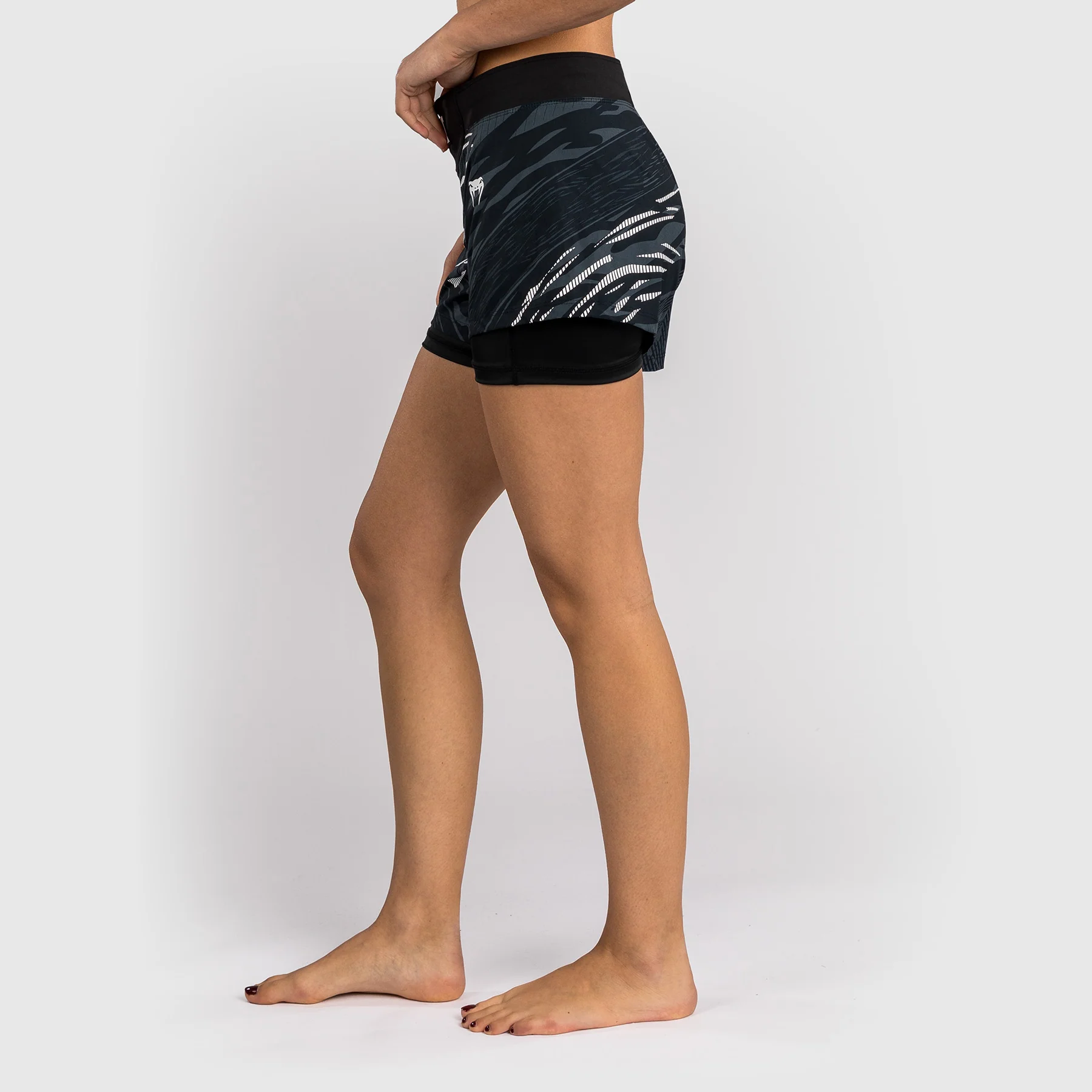 UFC Fusion by Venum Personalizados Authentic Fight Night Shorts de Lucha para Mujer - Negro - Image 6