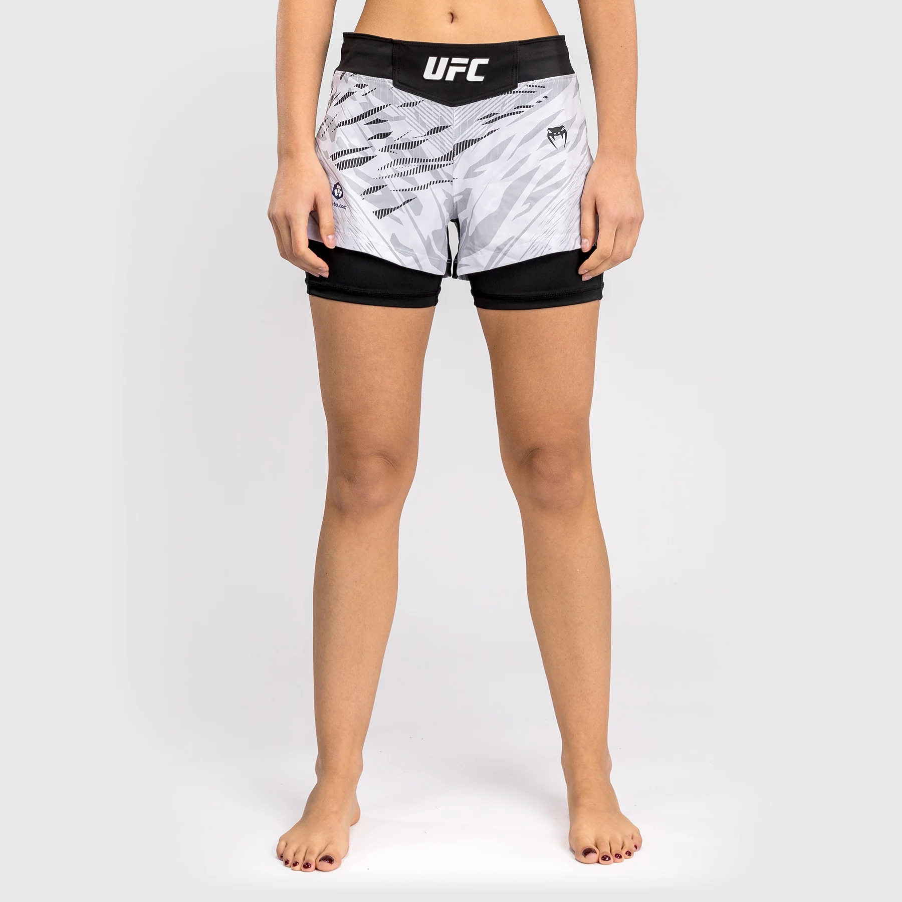 UFC Fusion by Venum Personalizados Authentic Fight Night Shorts de Lucha para Mujer - Blanco - Image 5