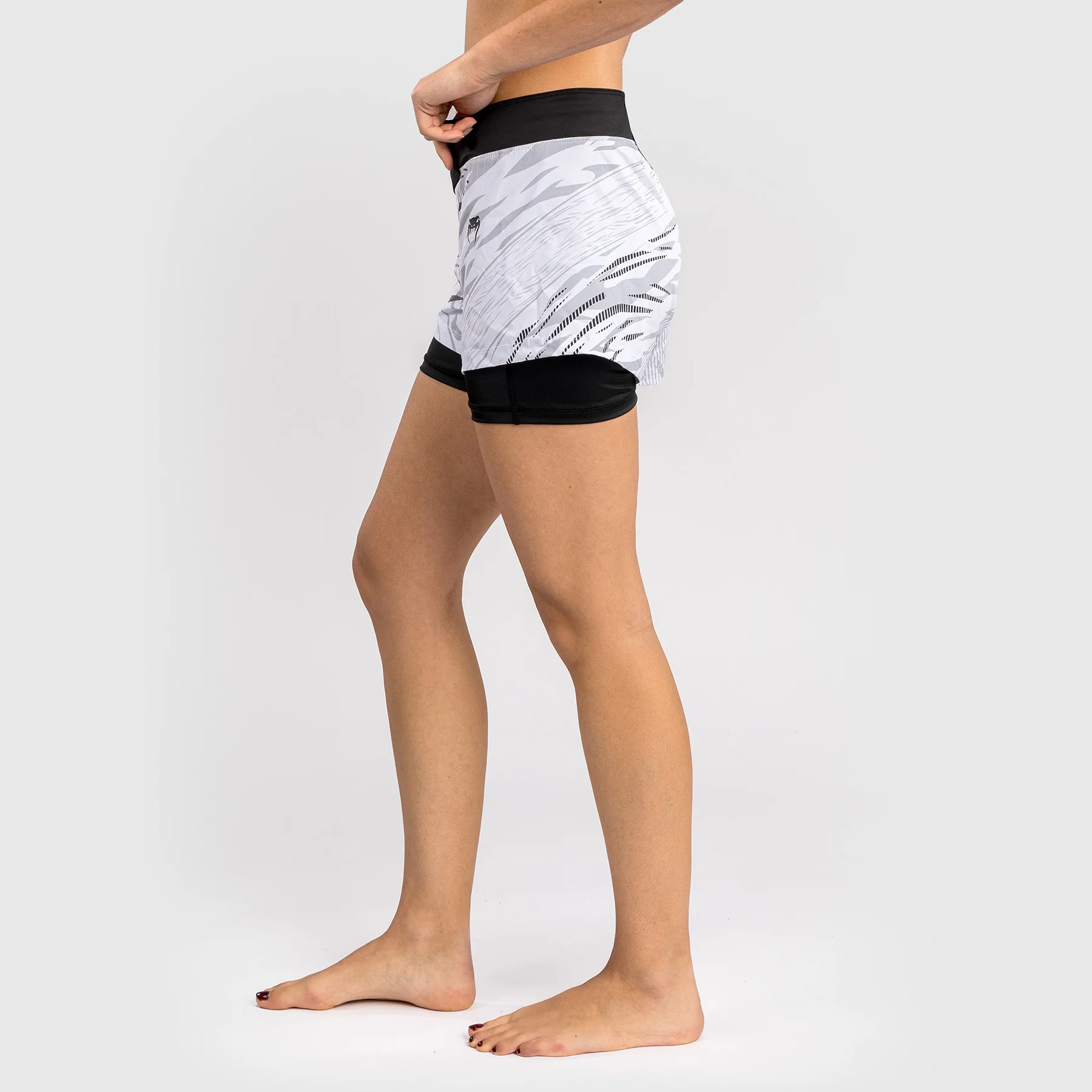 UFC Fusion by Venum Personalizados Authentic Fight Night Shorts de Lucha para Mujer - Blanco - Image 7