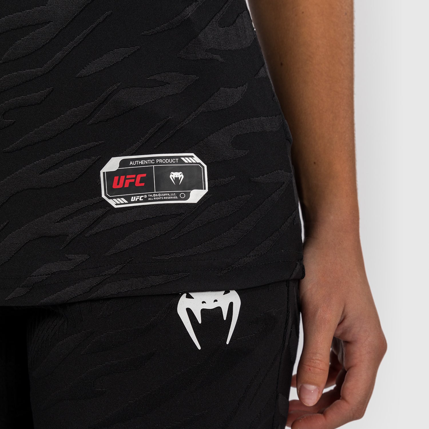 UFC Fusion by Venum Personalizados Authentic Fight Night Camiseta de Salida para Mujer - Negro - Image 8