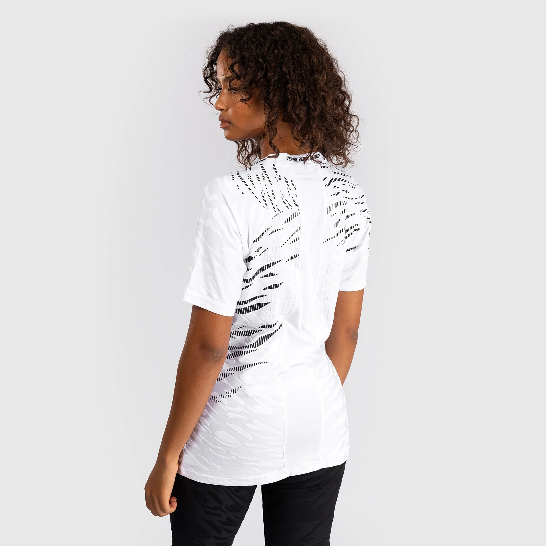 UFC Fusion by Venum Personalizados Authentic Fight Night Camiseta de Salida para Mujer - Blanco - Image 4