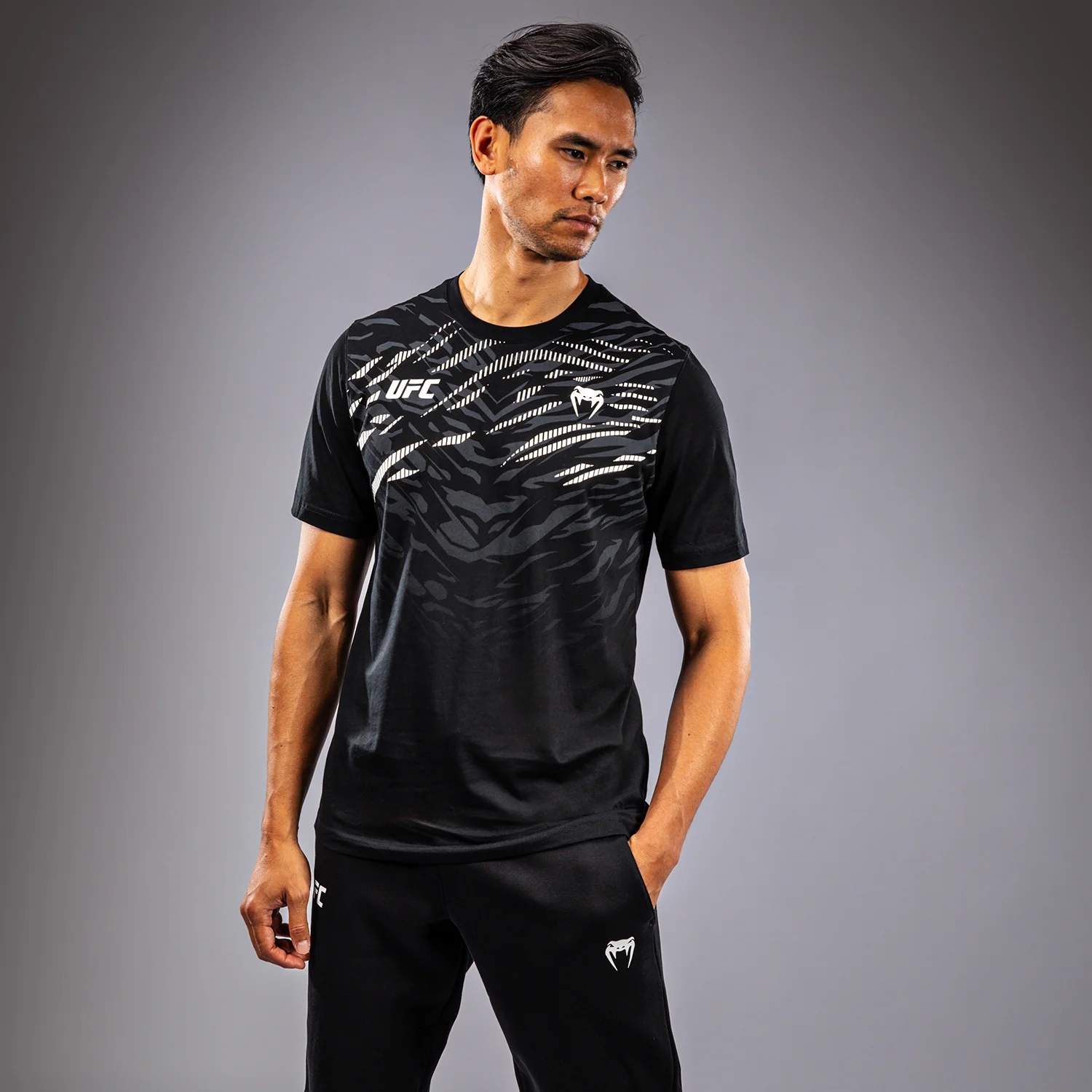 UFC Fusion by Venum Replica Camiseta de Manga Corta para Hombre - Negro - Image 3