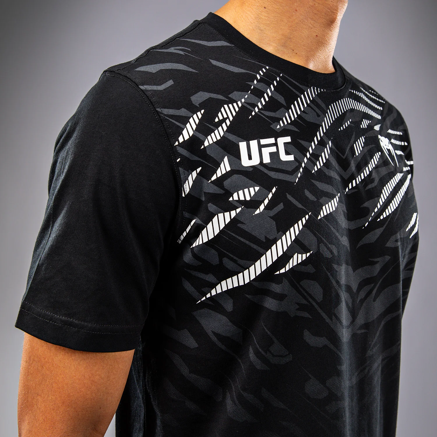 UFC Fusion by Venum Replica Camiseta de Manga Corta para Hombre - Negro - Image 6