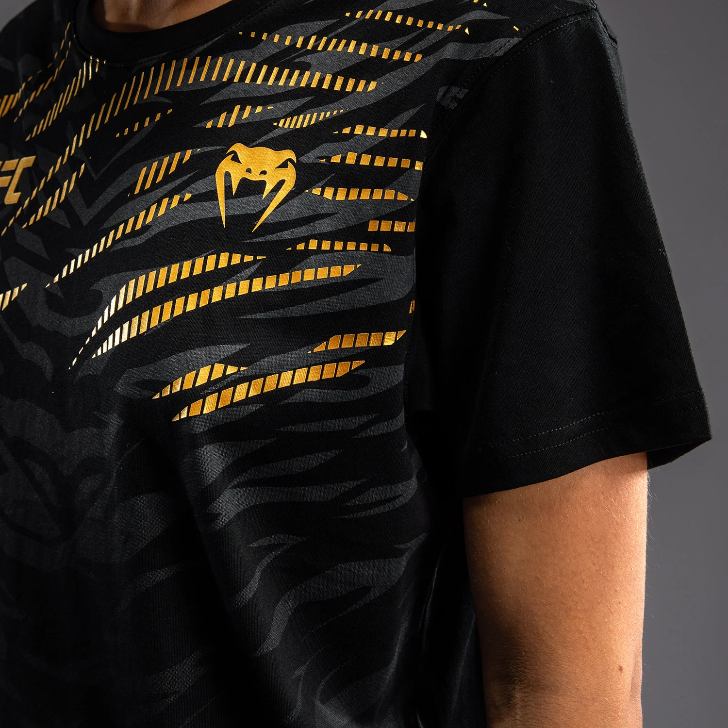 UFC Fusion by Venum Replica Camiseta de Manga Corta para Mujer - Champion - Image 3