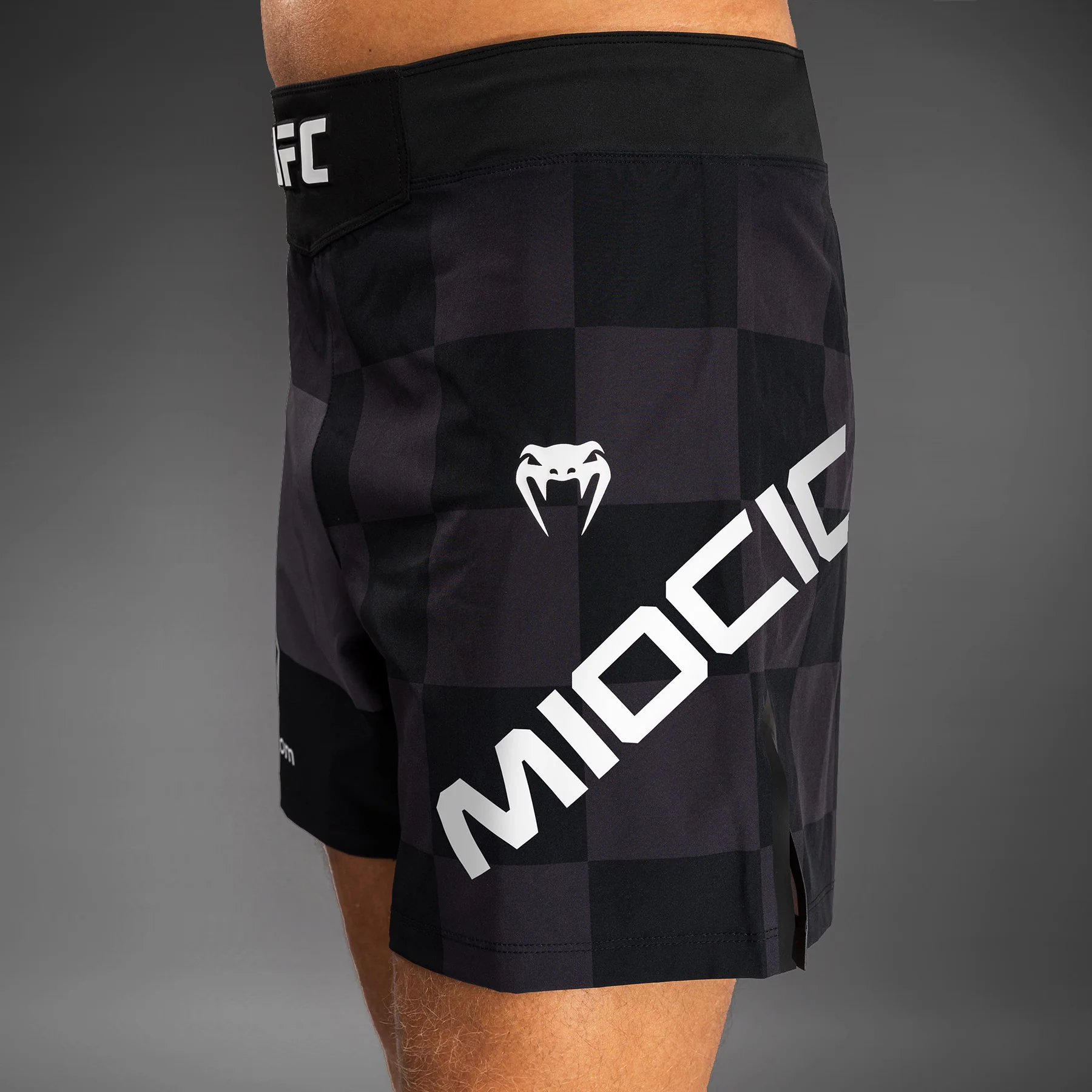UFC Unrivaled by Venum Stipe Miocic Pantalones Cortos de Lucha Ajustados para Hombres - Negro - Image 5