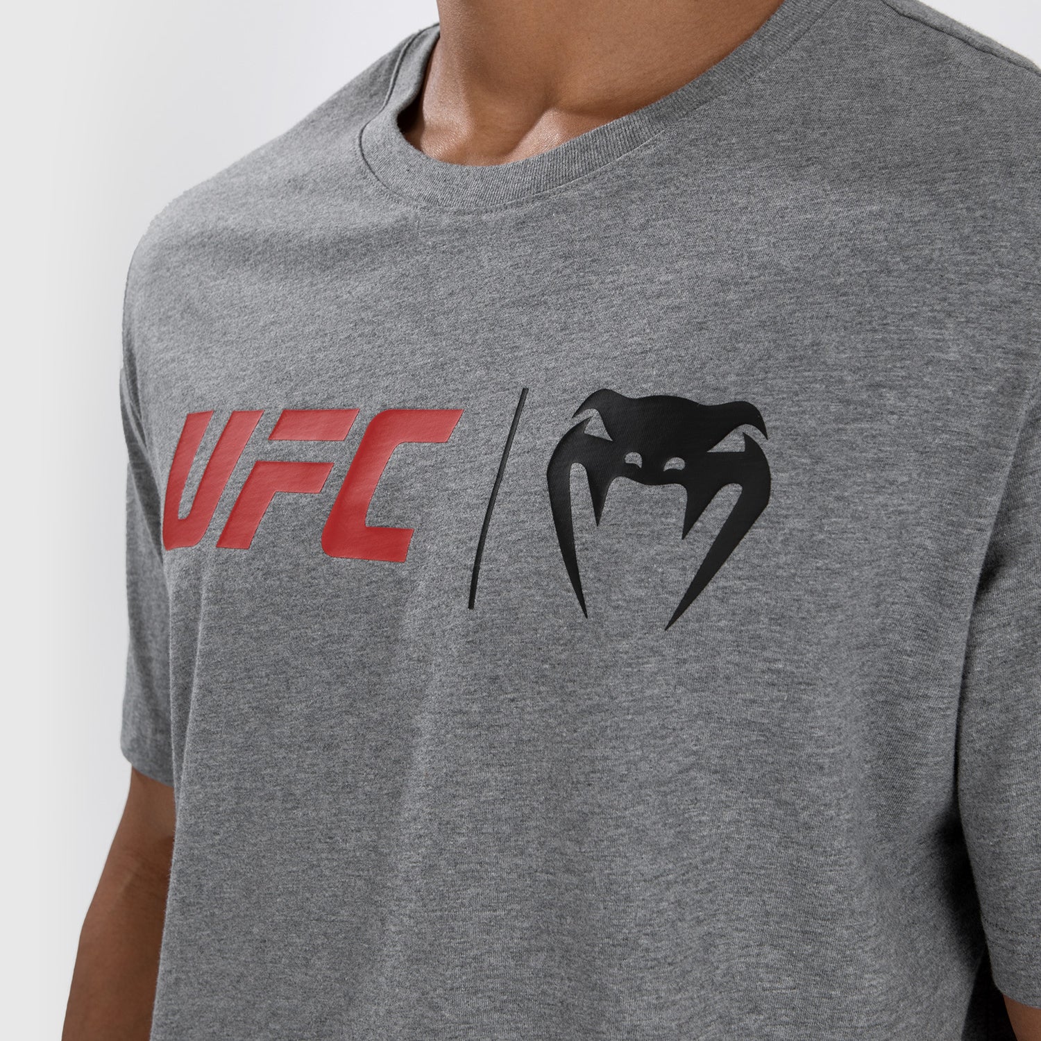 UFC Venum Classic Camiseta - Gris/Rojo - Image 5
