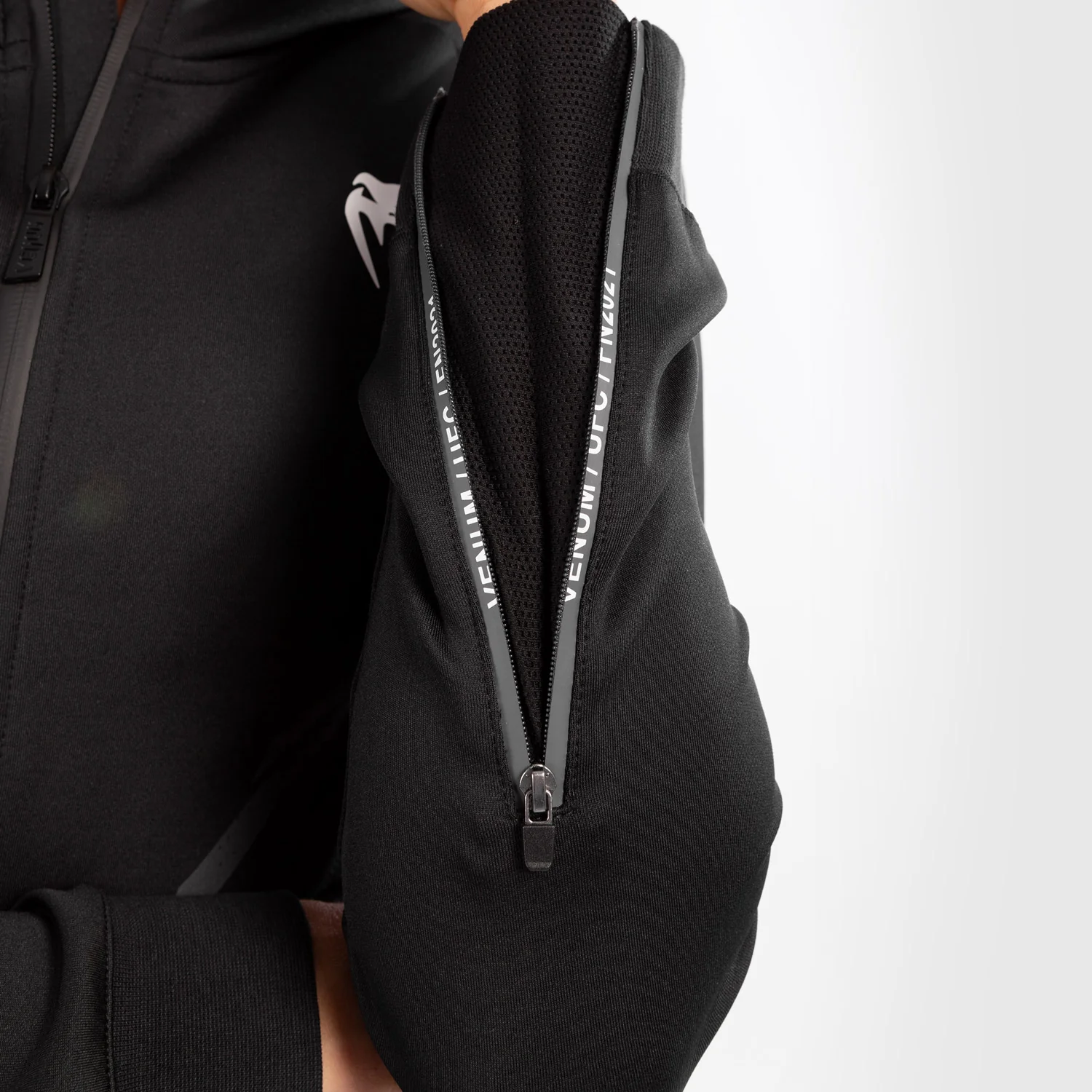 Sudadera Para Mujer Personalizada UFC Venum Authentic Fight Night Walkout - Negro - Image 7