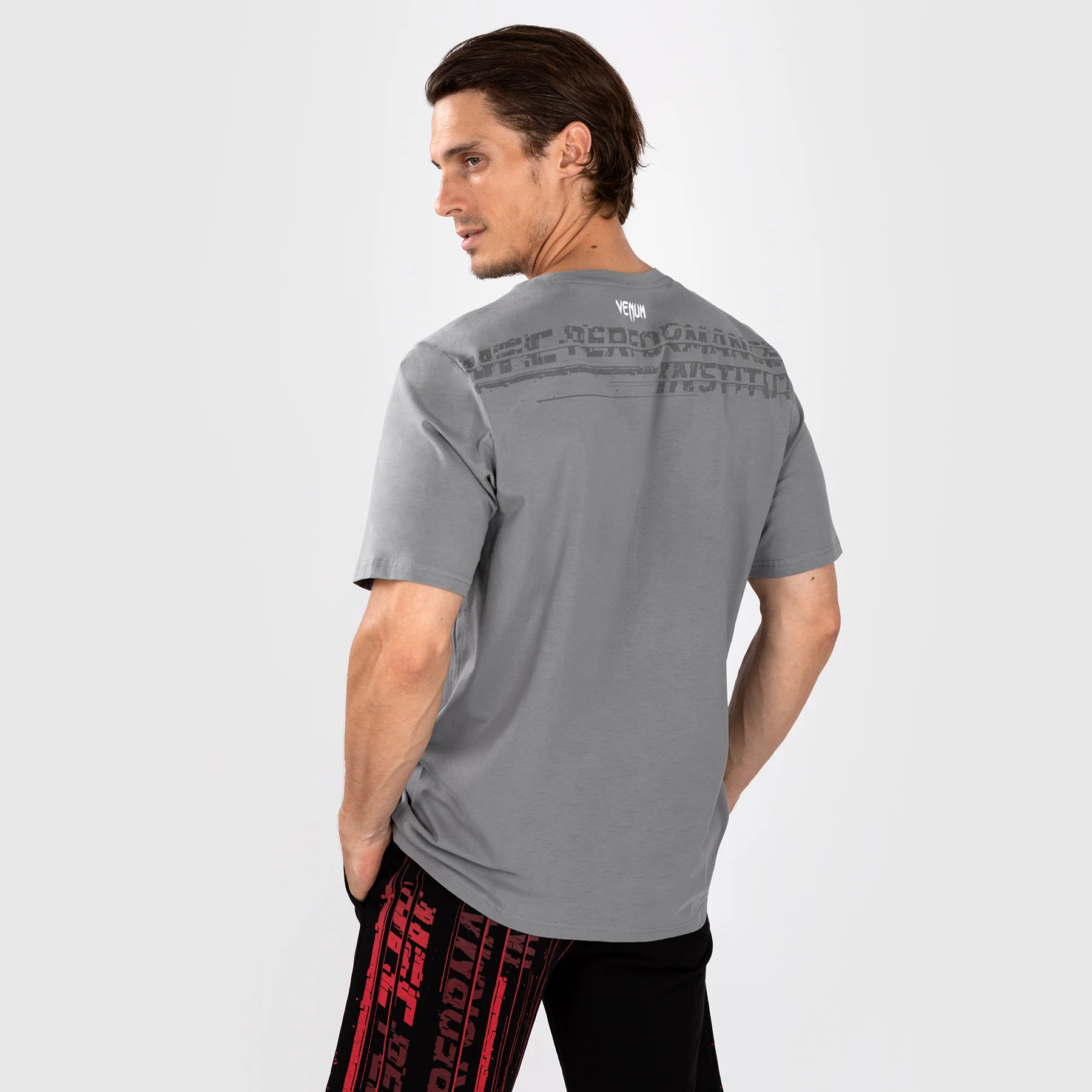 UFC Venum Performance Institute 2.0 Camiseta para Hombre - Gris - Image 3