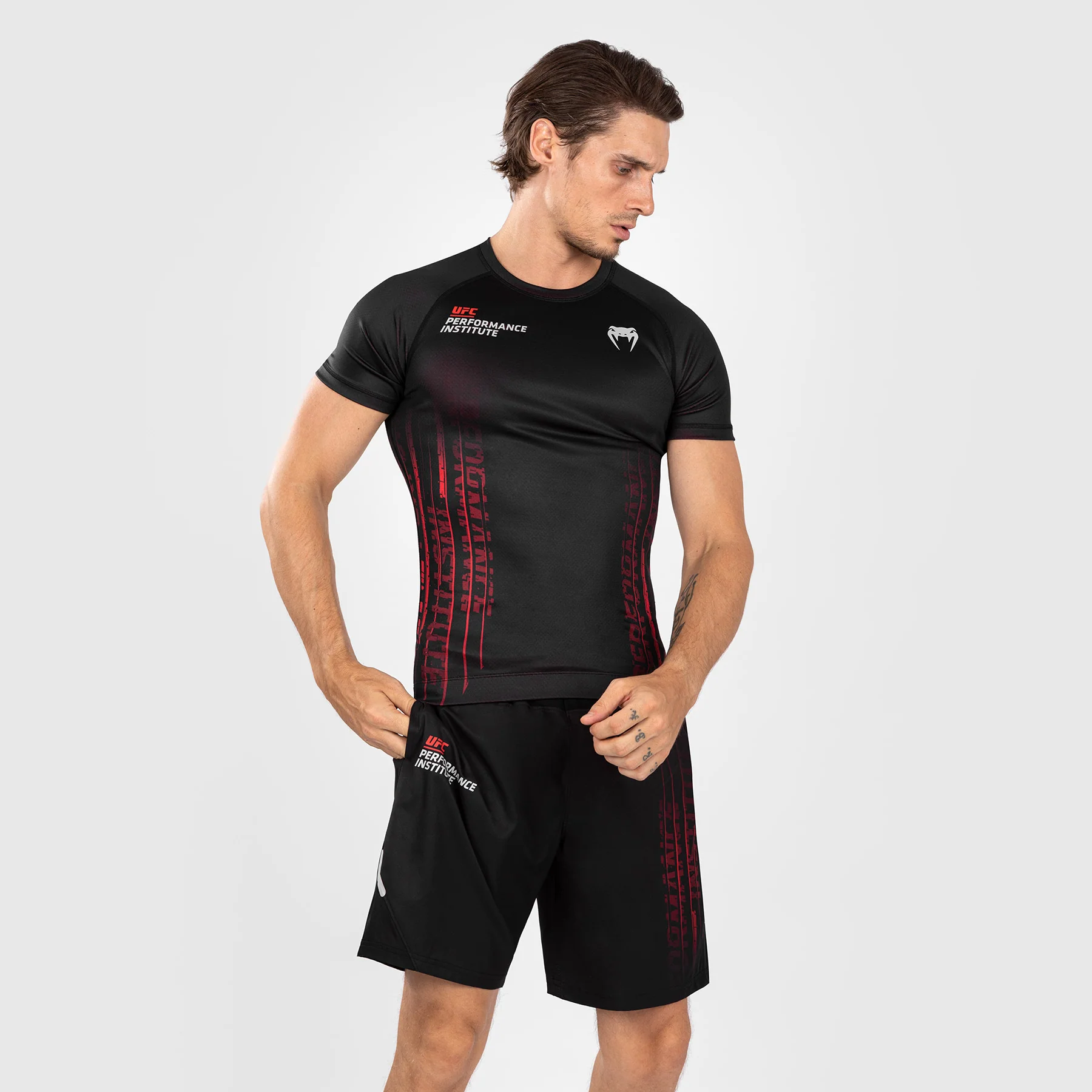 UFC Venum Performance Institute 2.0 Lycra de manga corta para hombre - Negro/Rojo