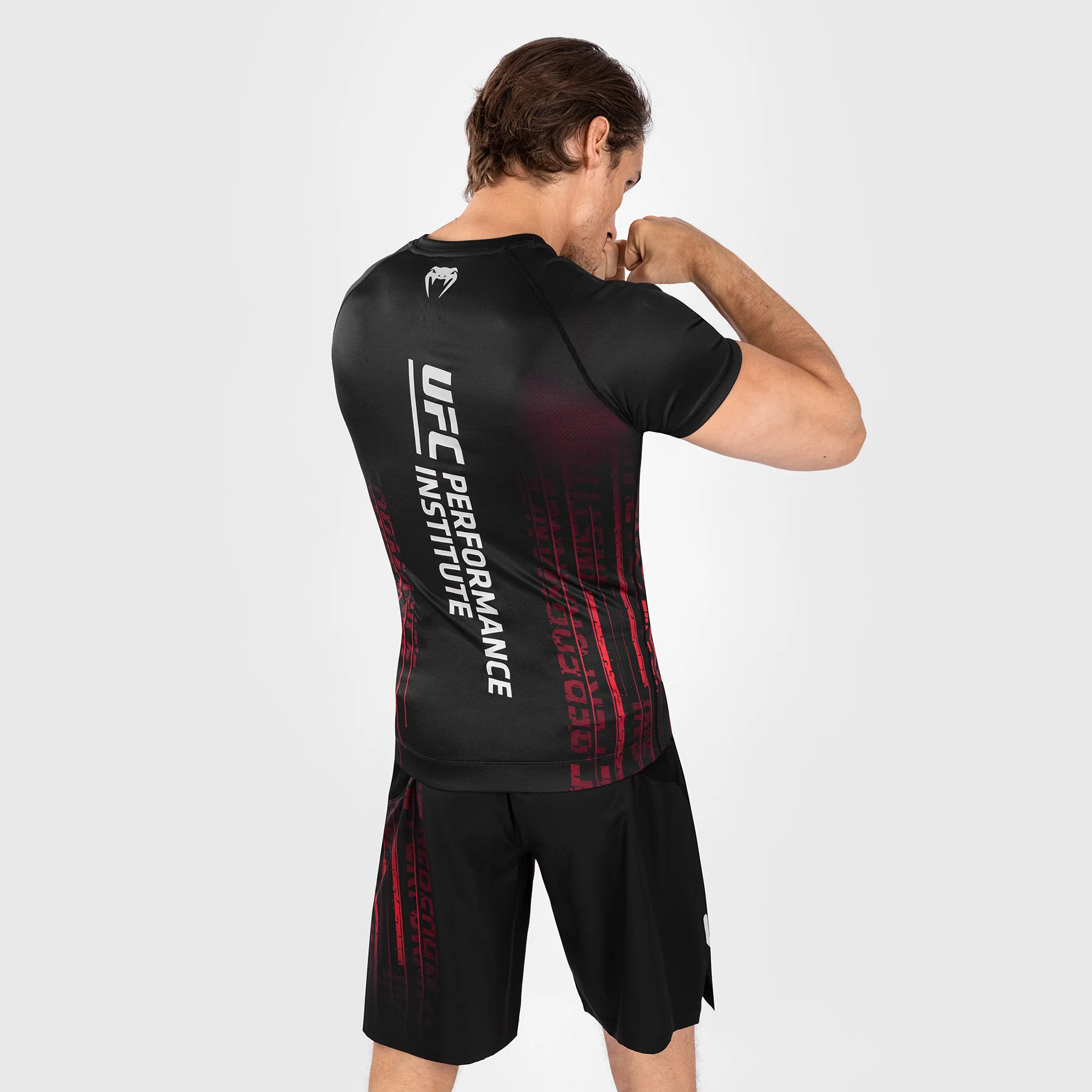 UFC Venum Performance Institute 2.0 Lycra de manga corta para hombre - Negro/Rojo - Image 2