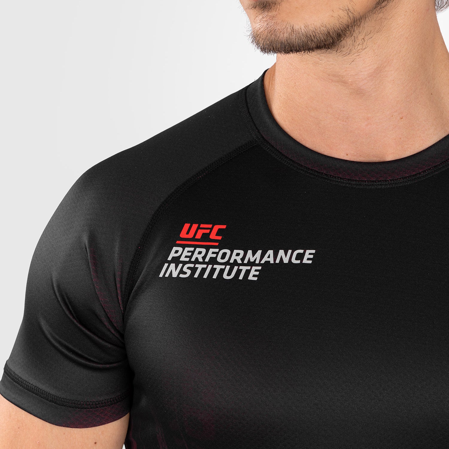 UFC Venum Performance Institute 2.0 Lycra de manga corta para hombre - Negro/Rojo - Image 3