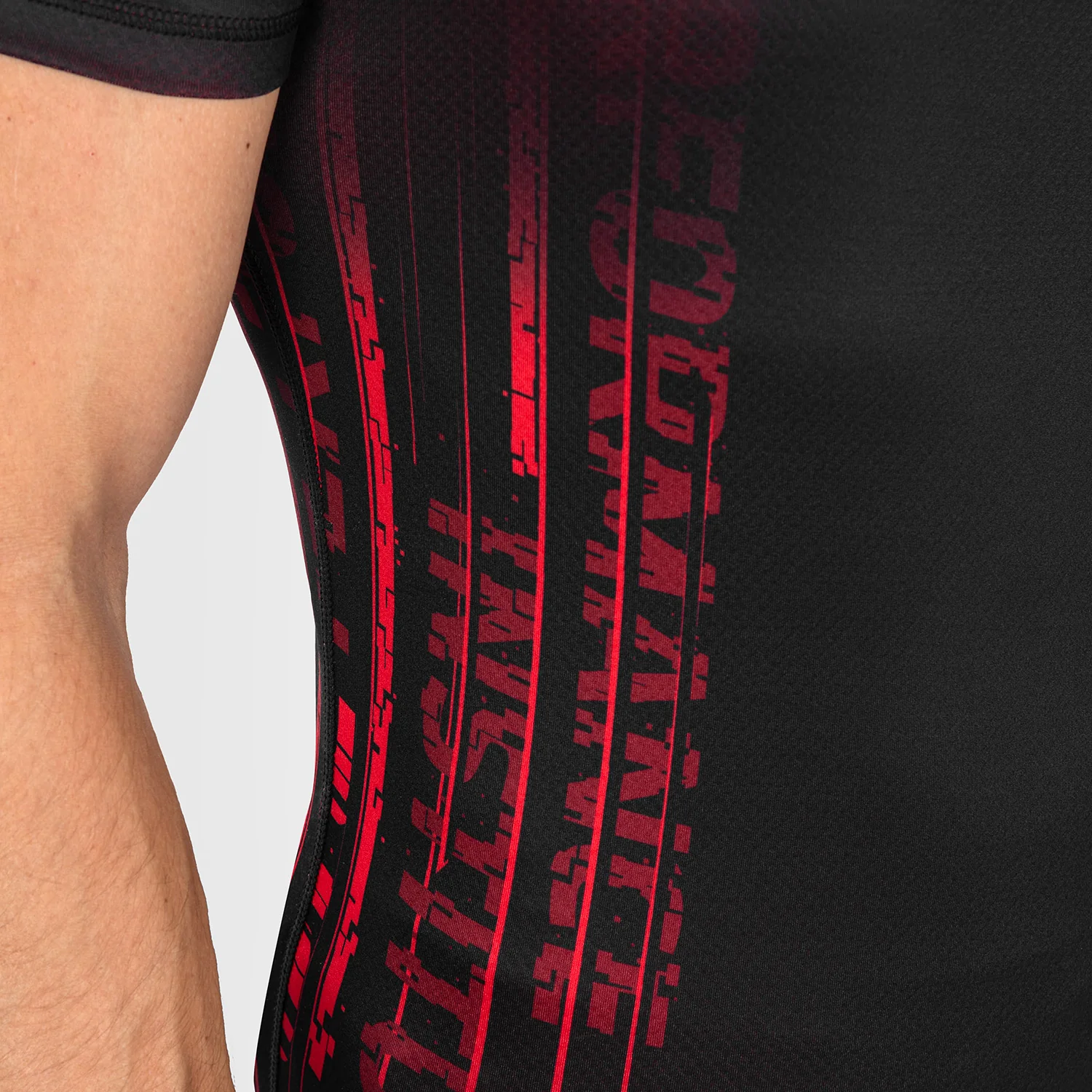 UFC Venum Performance Institute 2.0 Lycra de manga corta para hombre - Negro/Rojo - Image 4