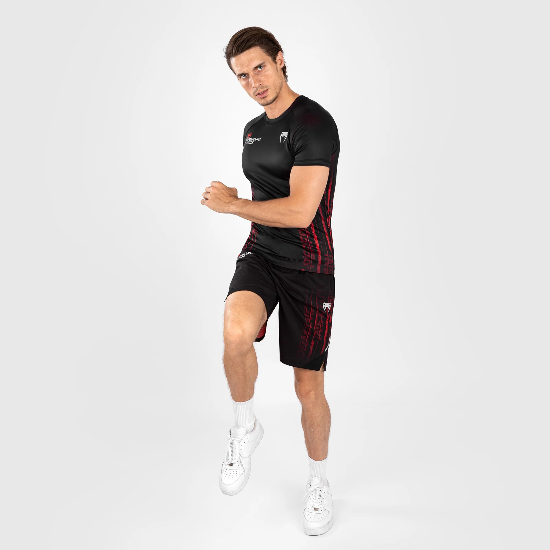 UFC Venum Performance Institute 2.0 Lycra de manga corta para hombre - Negro/Rojo - Image 5