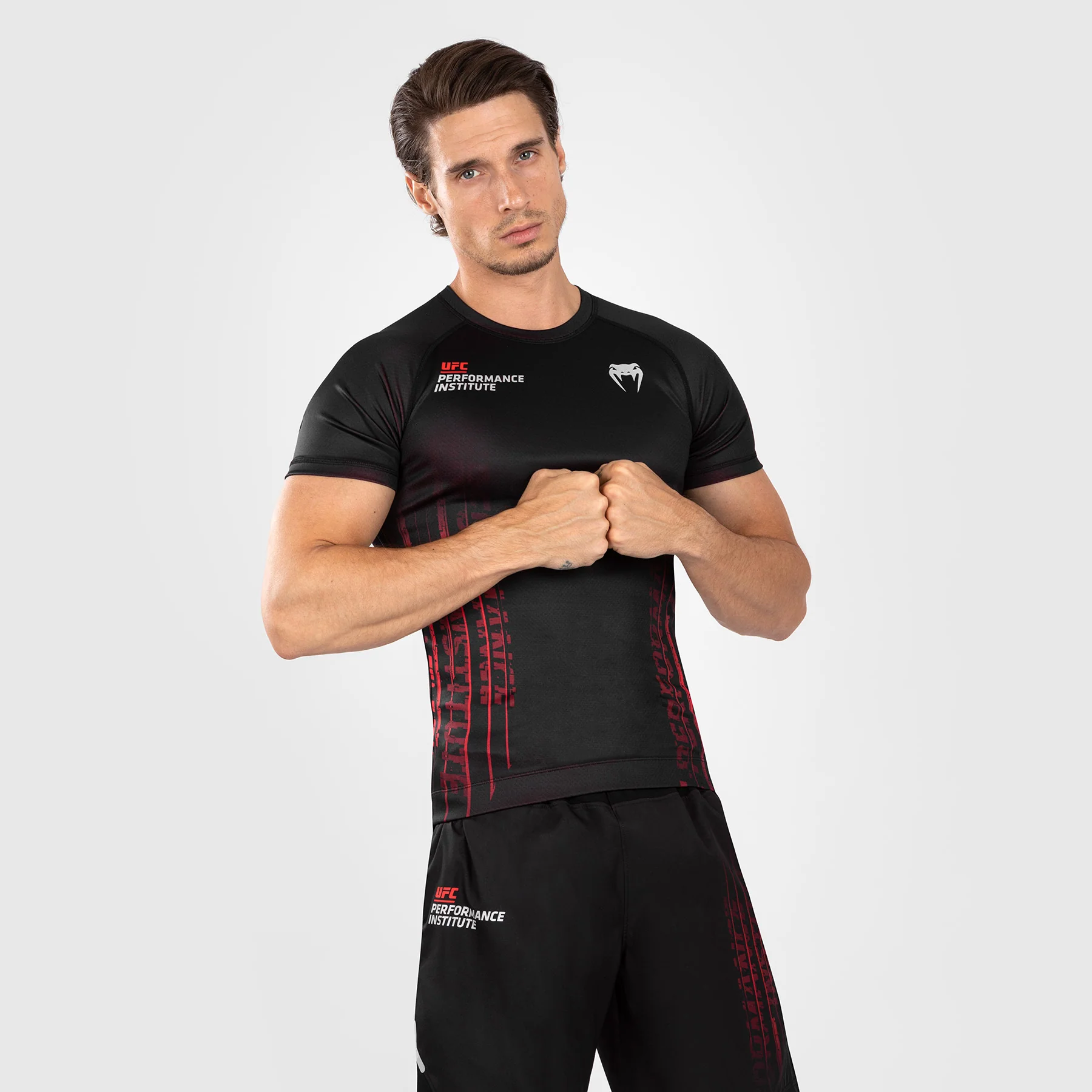 UFC Venum Performance Institute 2.0 Lycra de manga corta para hombre - Negro/Rojo - Image 6