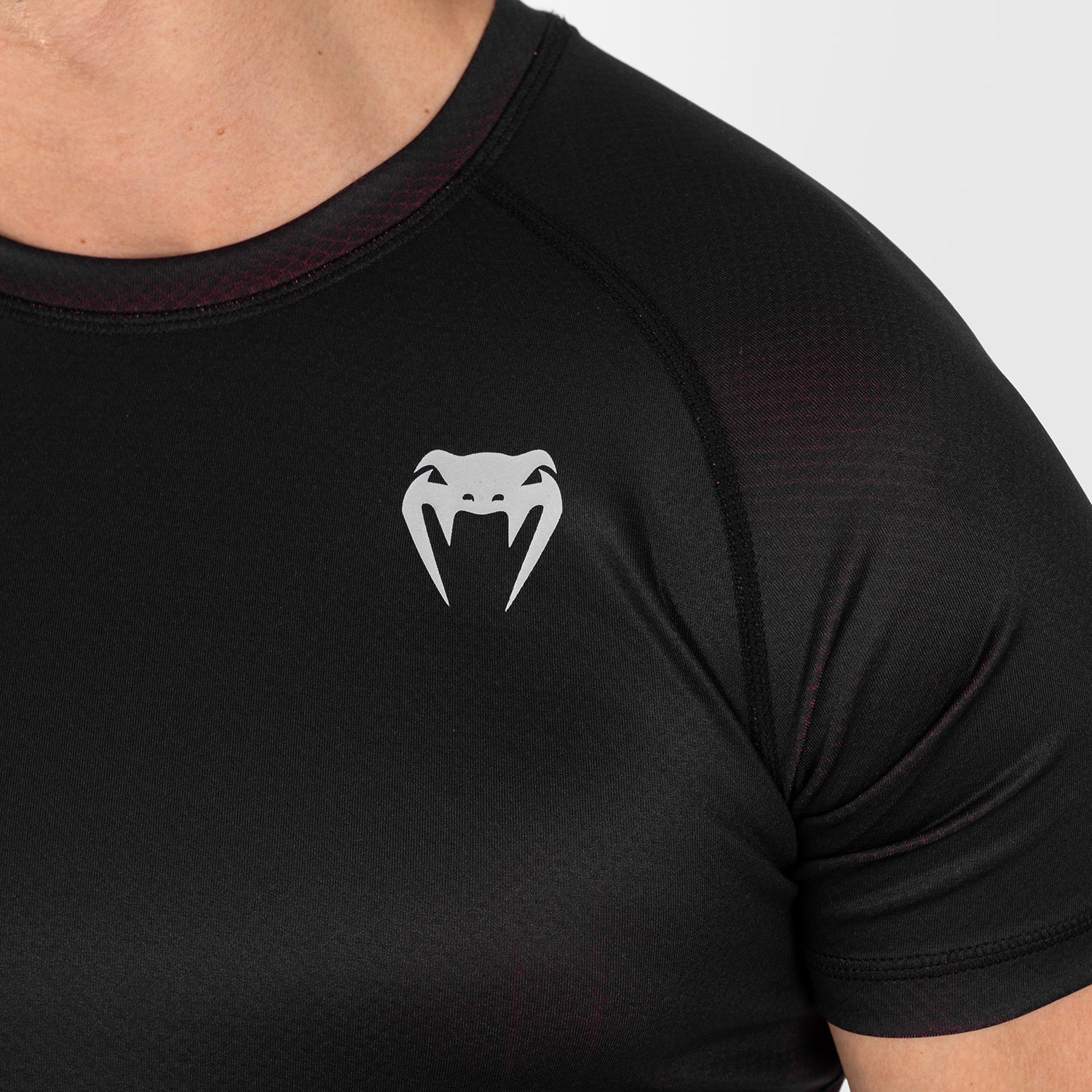 UFC Venum Performance Institute 2.0 Lycra de manga corta para hombre - Negro/Rojo - Image 7