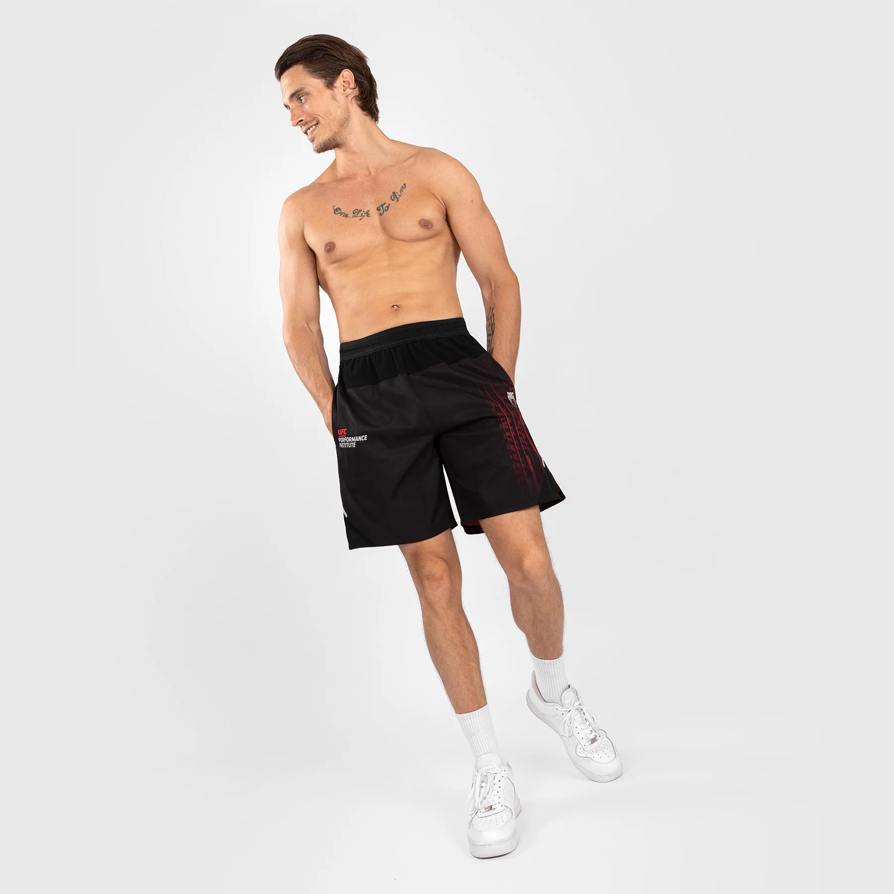 UFC Venum Performance Institute 2.0 Pantalones cortos de alto rendimiento para Hombre - Negro/Rojo - Image 2