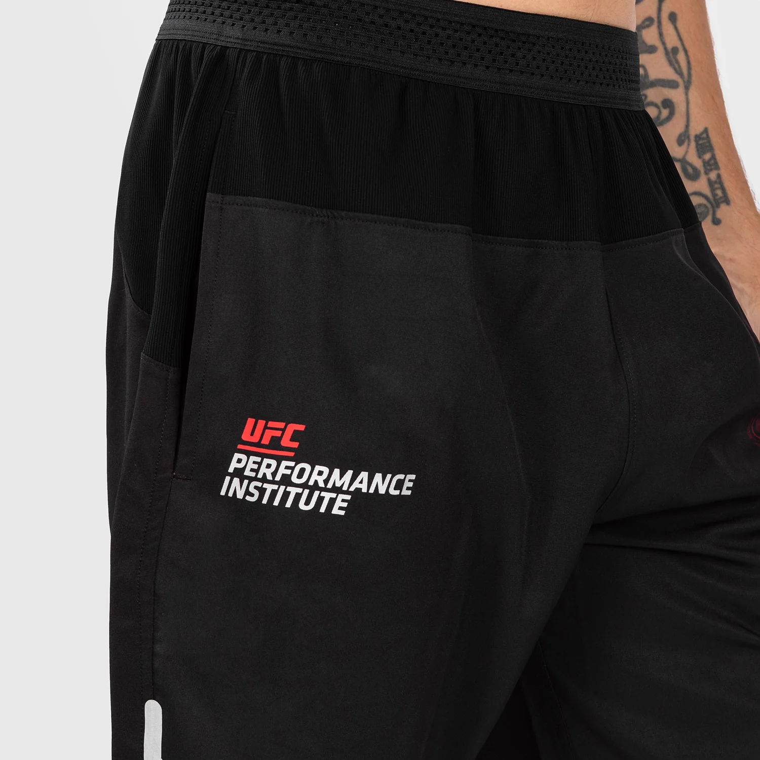 UFC Venum Performance Institute 2.0 Pantalones cortos de alto rendimiento para Hombre - Negro/Rojo - Image 4