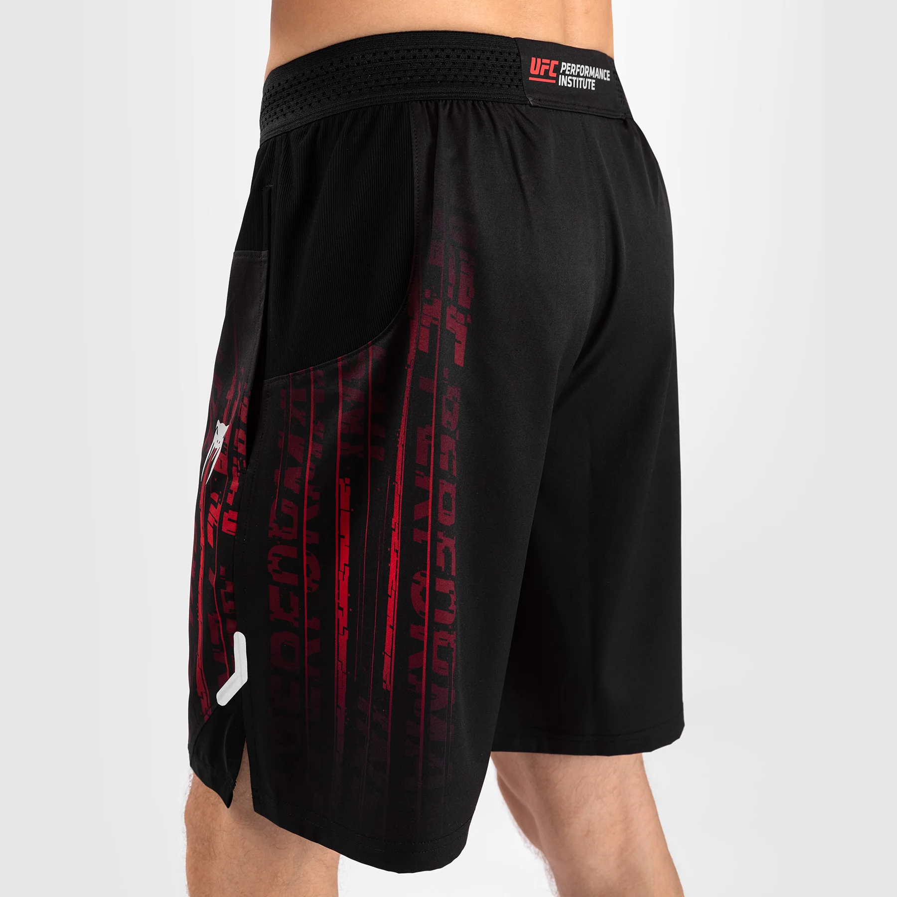 UFC Venum Performance Institute 2.0 Pantalones cortos de alto rendimiento para Hombre - Negro/Rojo - Image 6