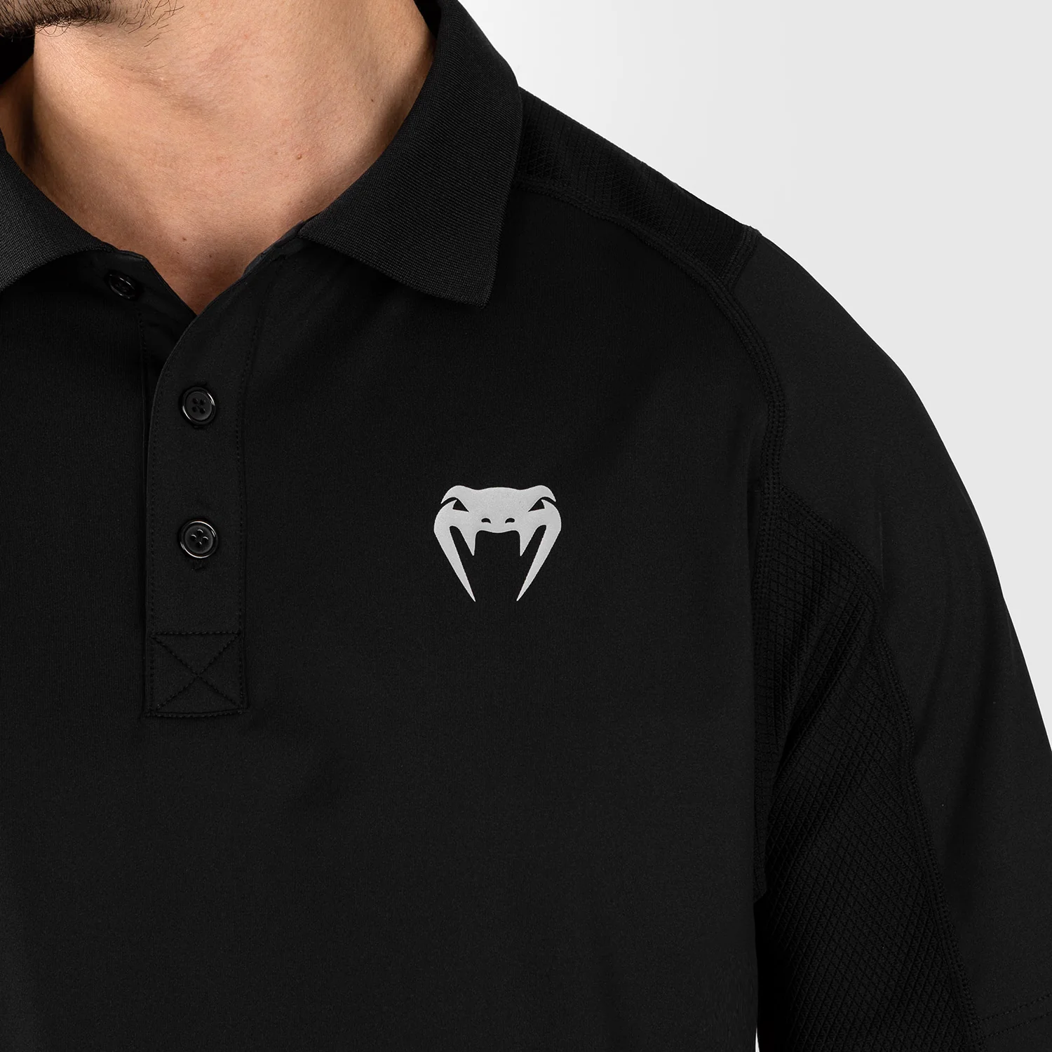 UFC Venum Performance Institute 2.0 Polo para Hombre - Negro/Rojo - Image 3