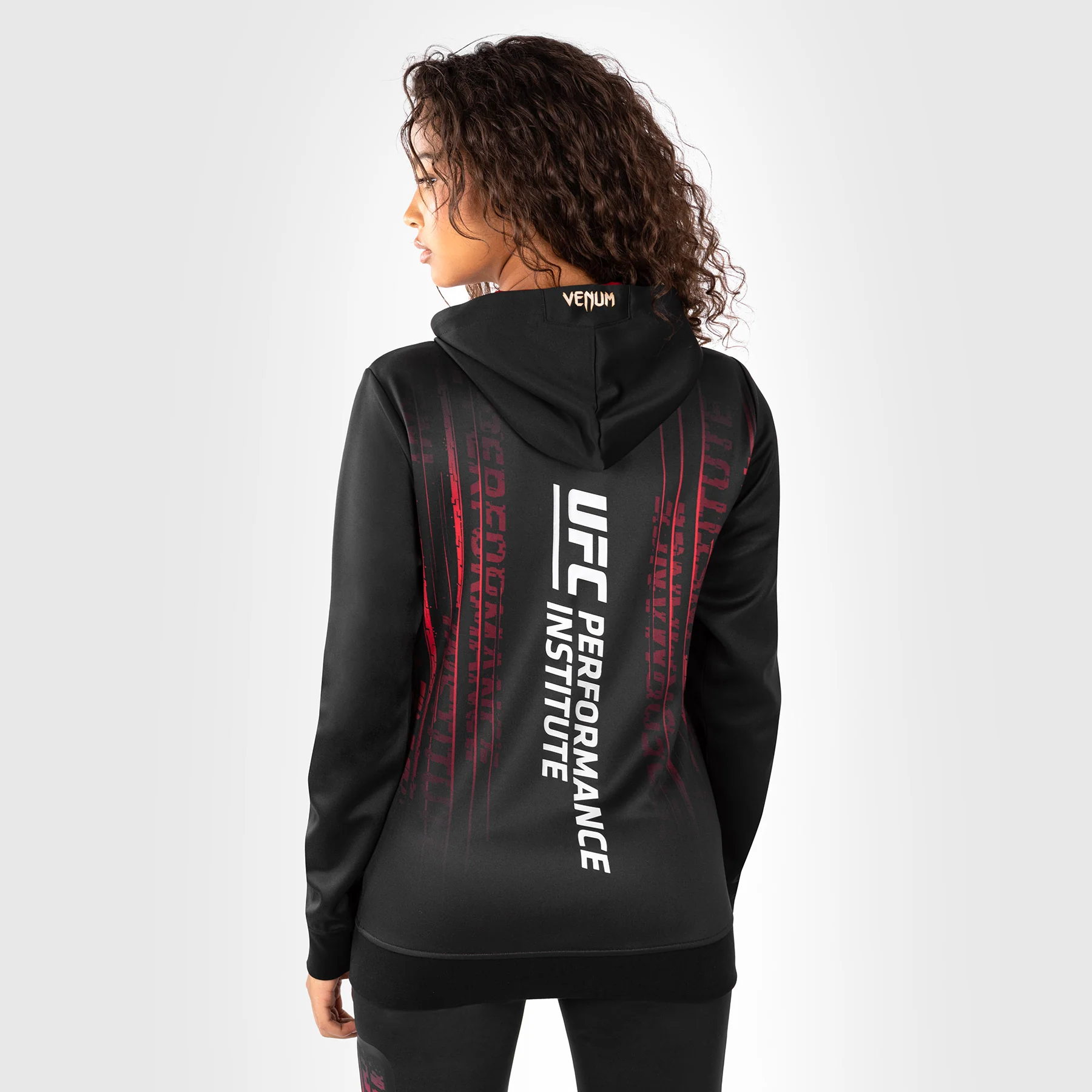 UFC Venum Performance Institute 2.0 Sudadera con Capucha para Mujer - Negro/Rojo - Image 2