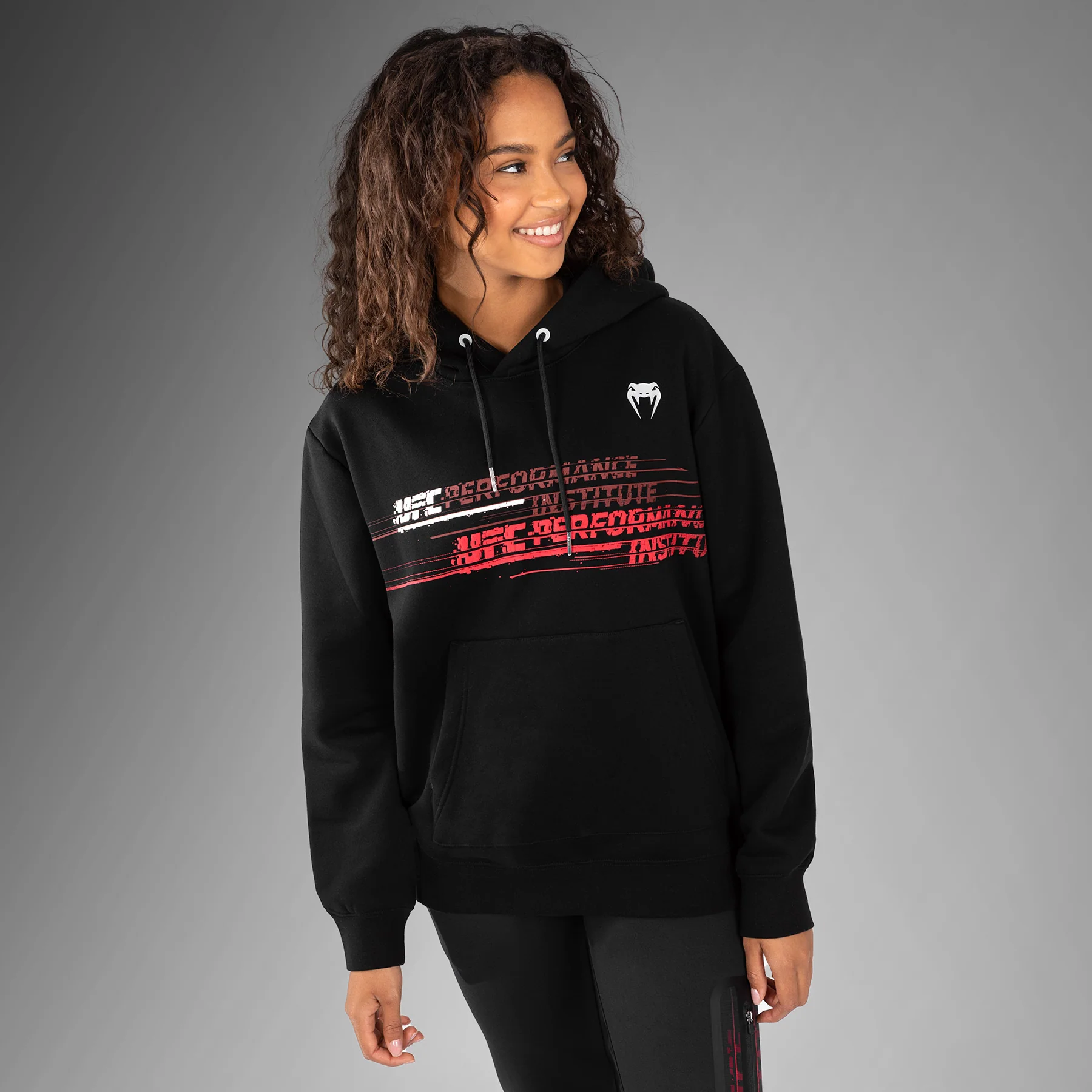 UFC Venum Performance Institute 2.0 Sudadera con capucha para mujer - Negro/Rojo - Image 8