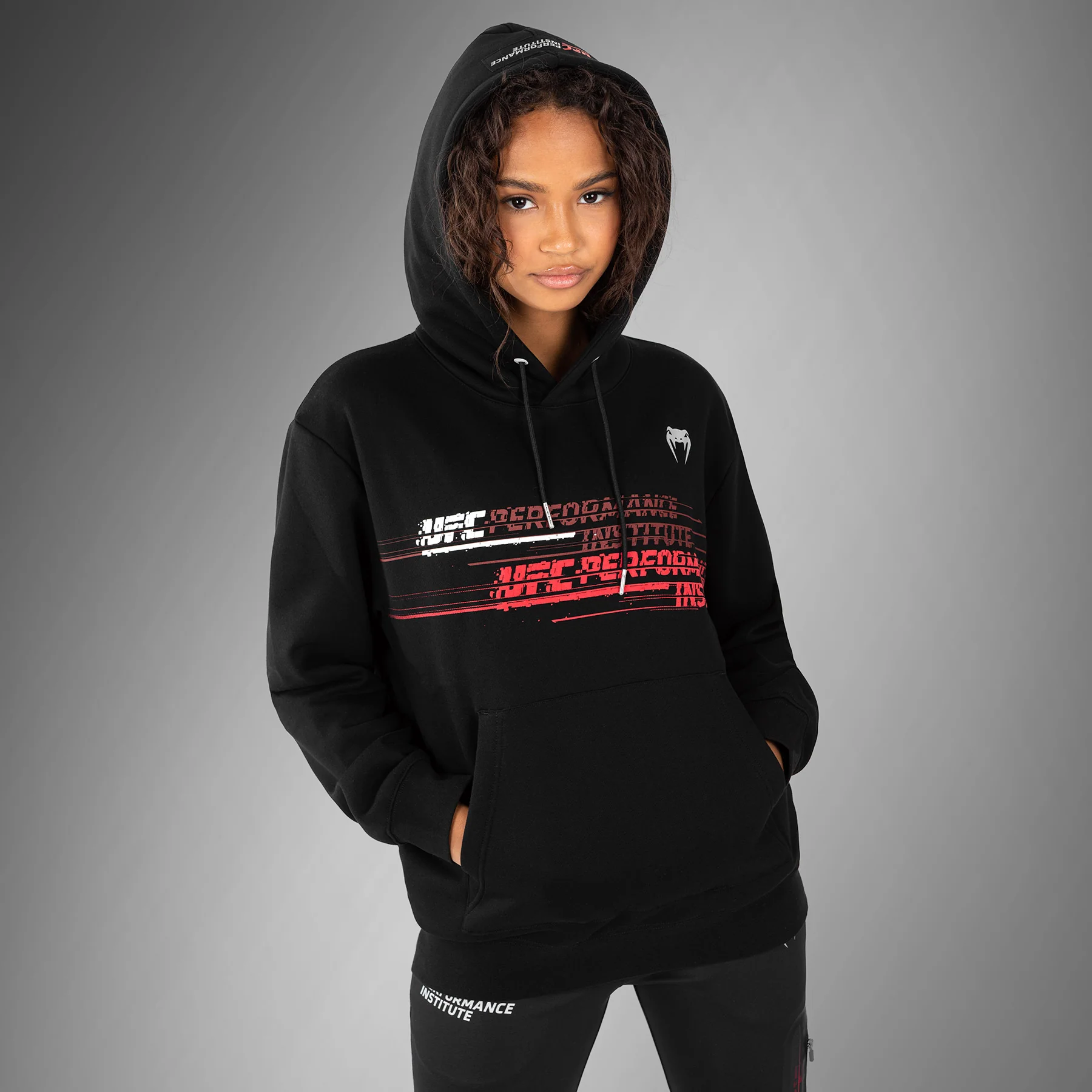 UFC Venum Performance Institute 2.0 Sudadera con capucha para mujer - Negro/Rojo - Image 9