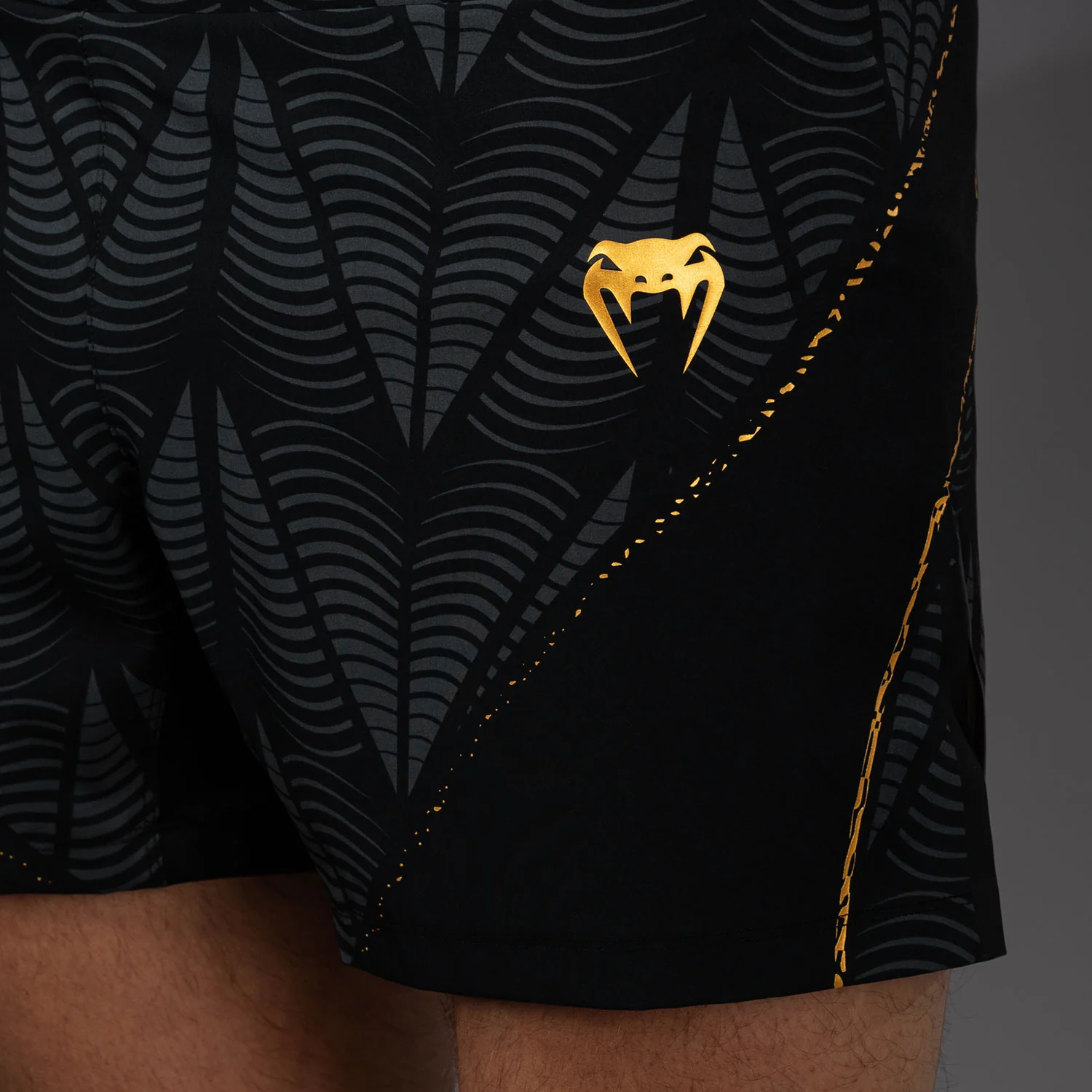 UFC Zenith by Venum Authentic Fight Night Short de pelea ajuste corto Hombre - Champion - Image 5