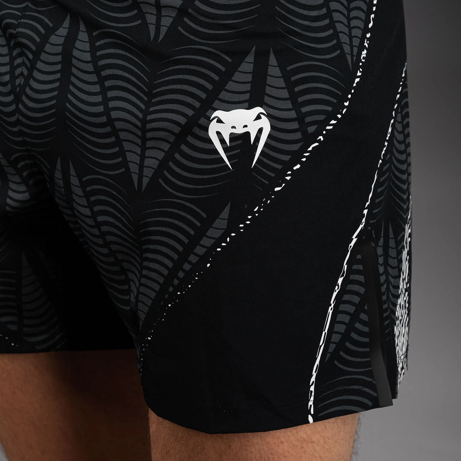 UFC Zenith by Venum Authentic Fight Night Short de pelea ajuste corto Hombre - Negro - Image 5