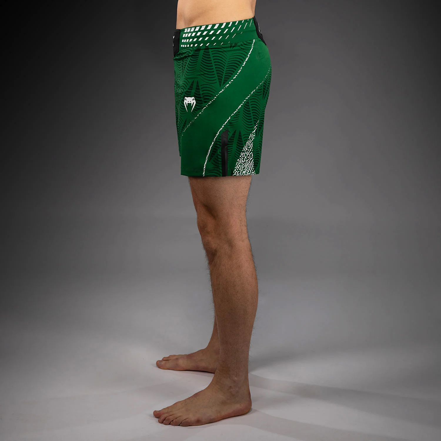 UFC Zenith by Venum Authentic Fight Night Short de pelea ajuste corto Hombre - Verde - Image 2