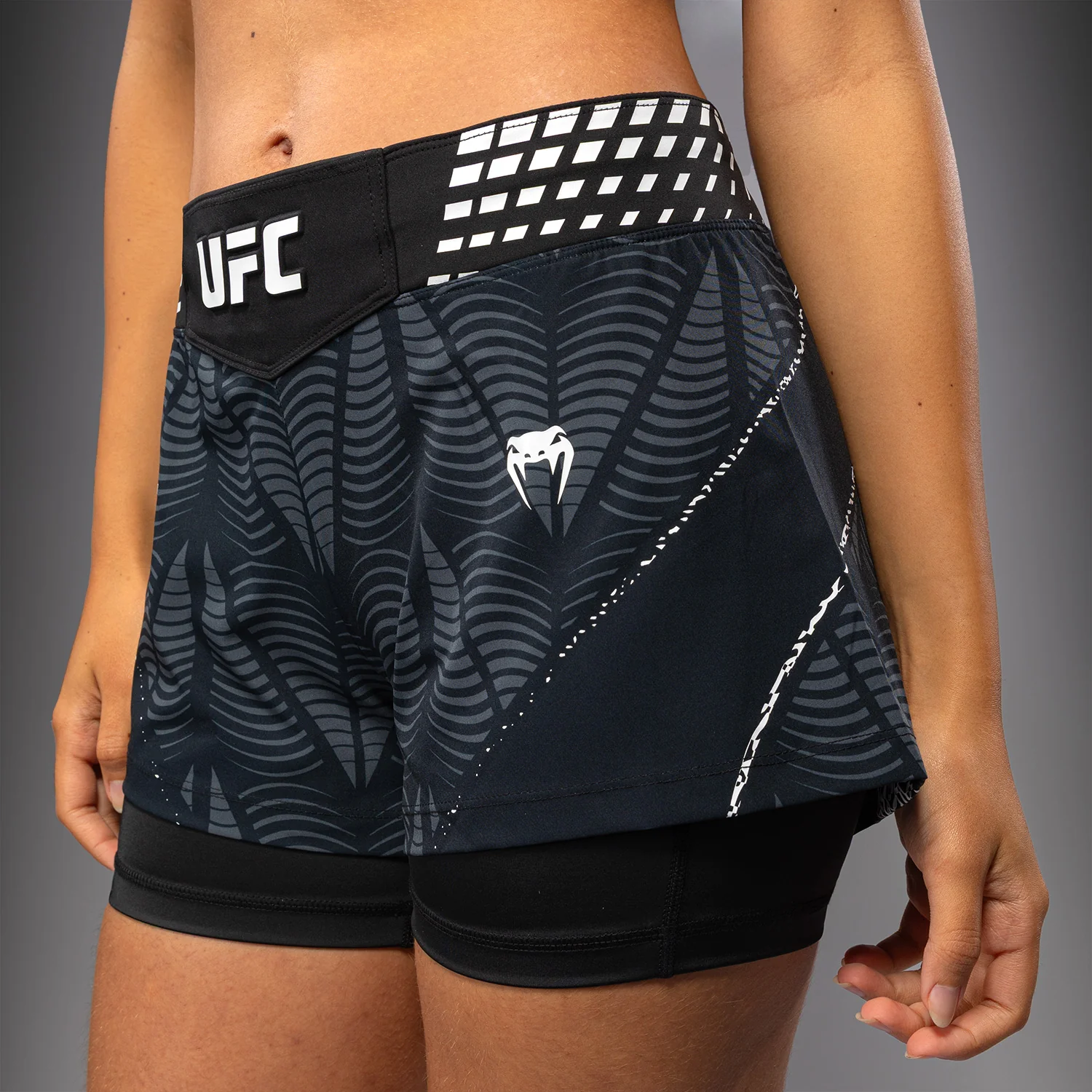 UFC Zenith by Venum Authentic Fight Night Short de pelea ajuste corto Mujer - Negro - Image 6