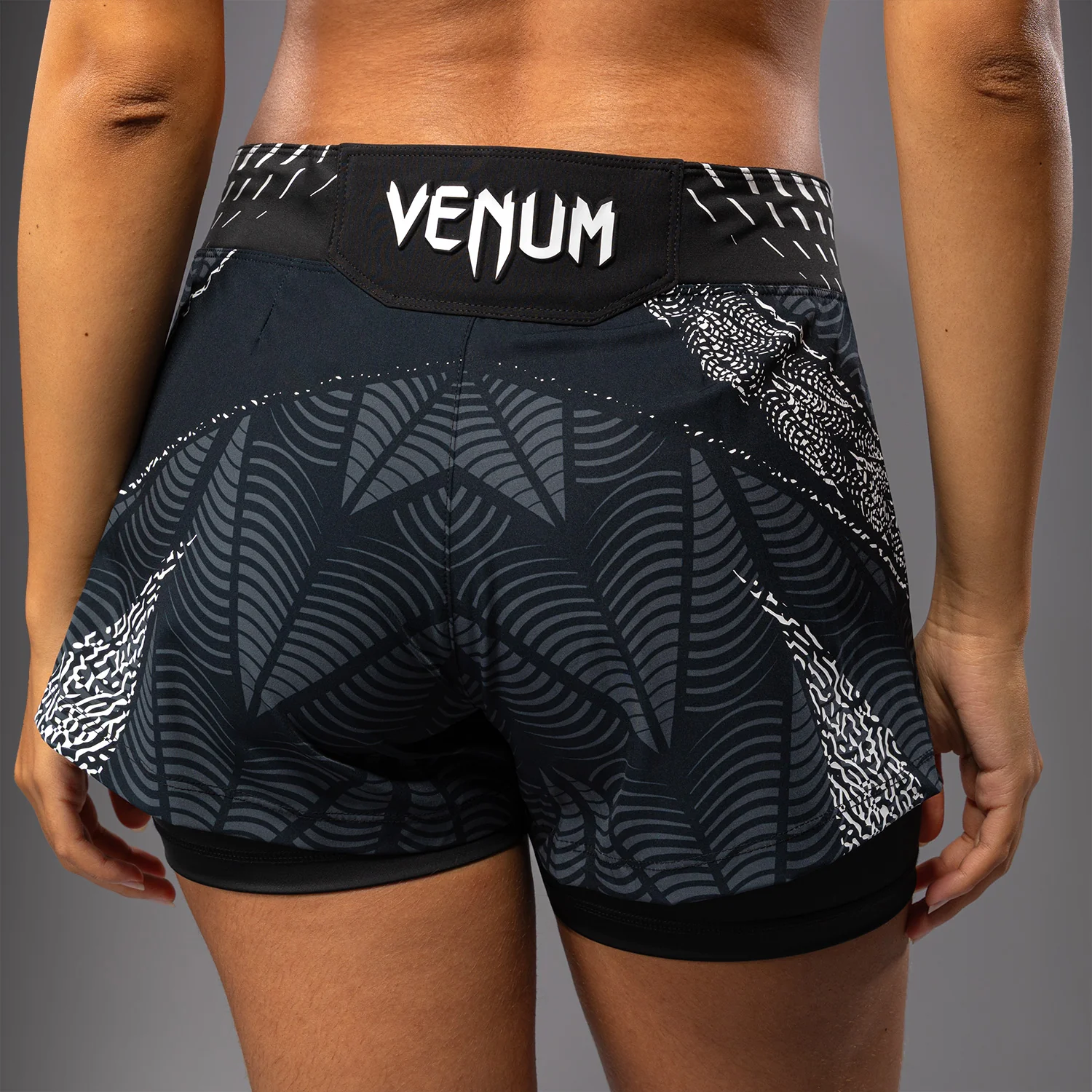 UFC Zenith by Venum Authentic Fight Night Short de pelea ajuste corto Mujer - Negro - Image 7