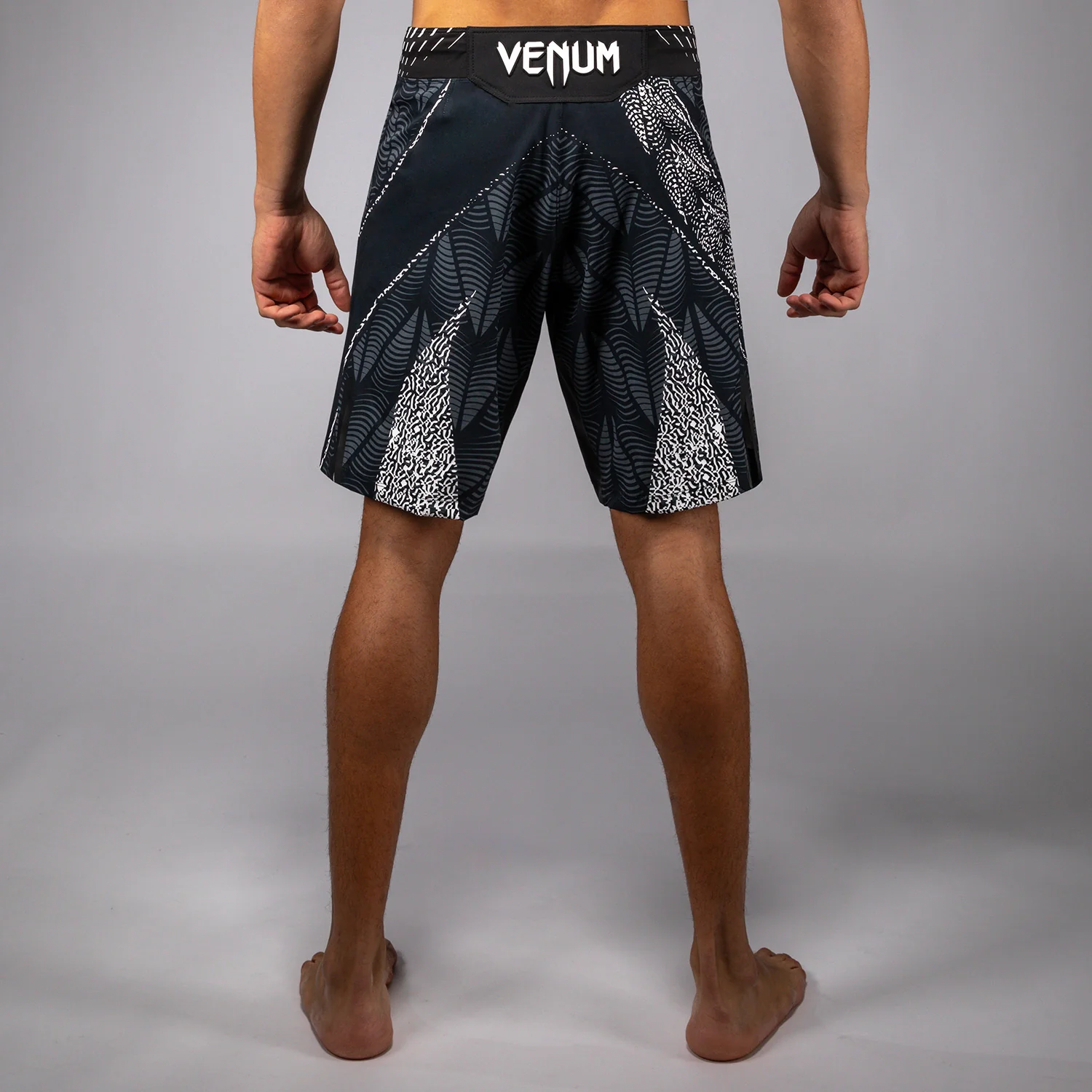 UFC Zenith by Venum Authentic Fight Night Short de pelea ajuste largo Hombre - Negro - Image 3