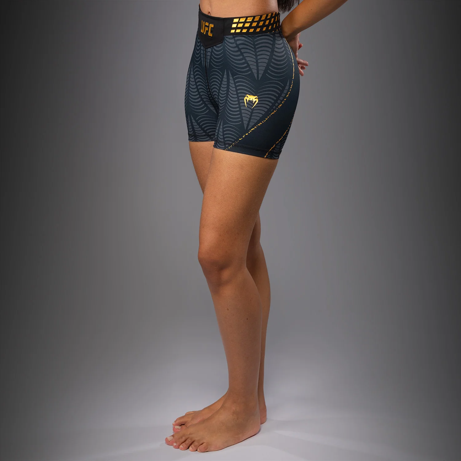 UFC Zenith by Venum Authentic Fight Night Short Vale Tudo ajuste corto Mujer - Champion - Image 3