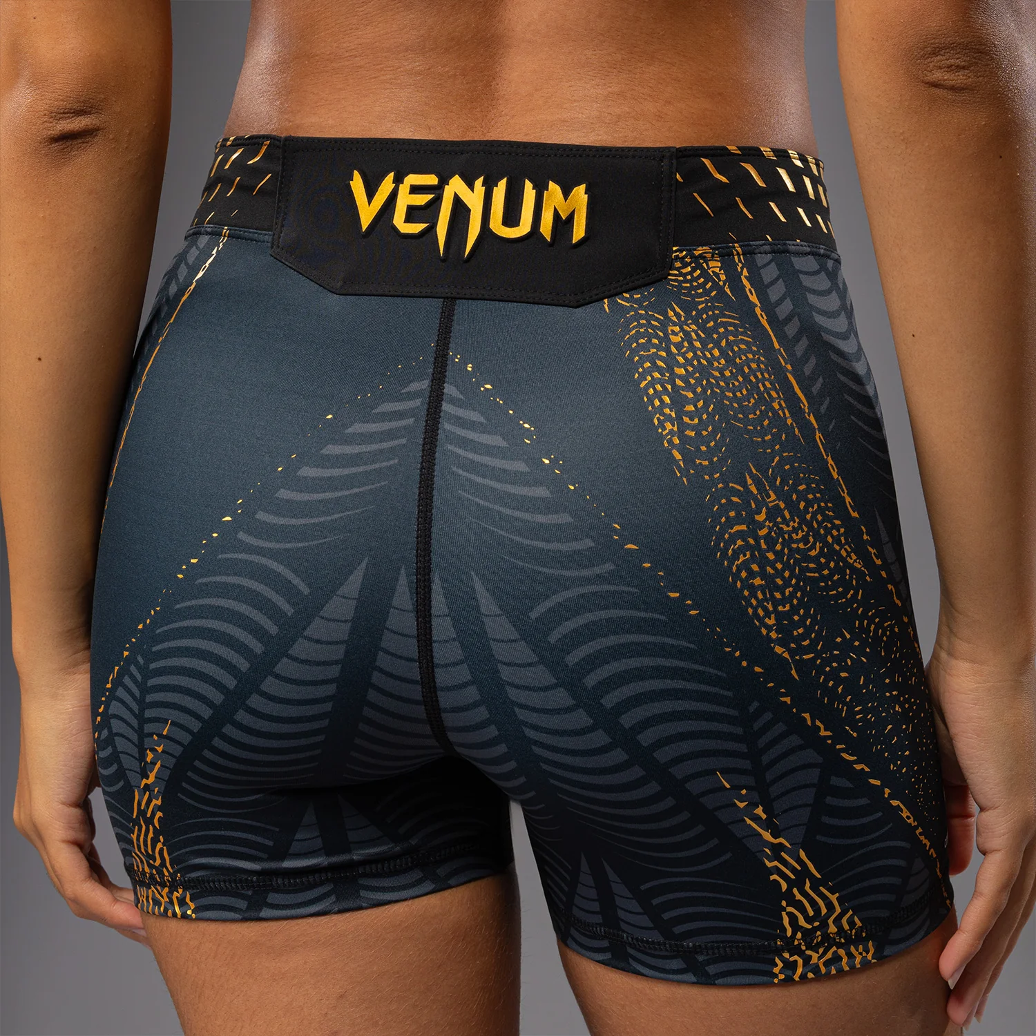 UFC Zenith by Venum Authentic Fight Night Short Vale Tudo ajuste corto Mujer - Champion - Image 7