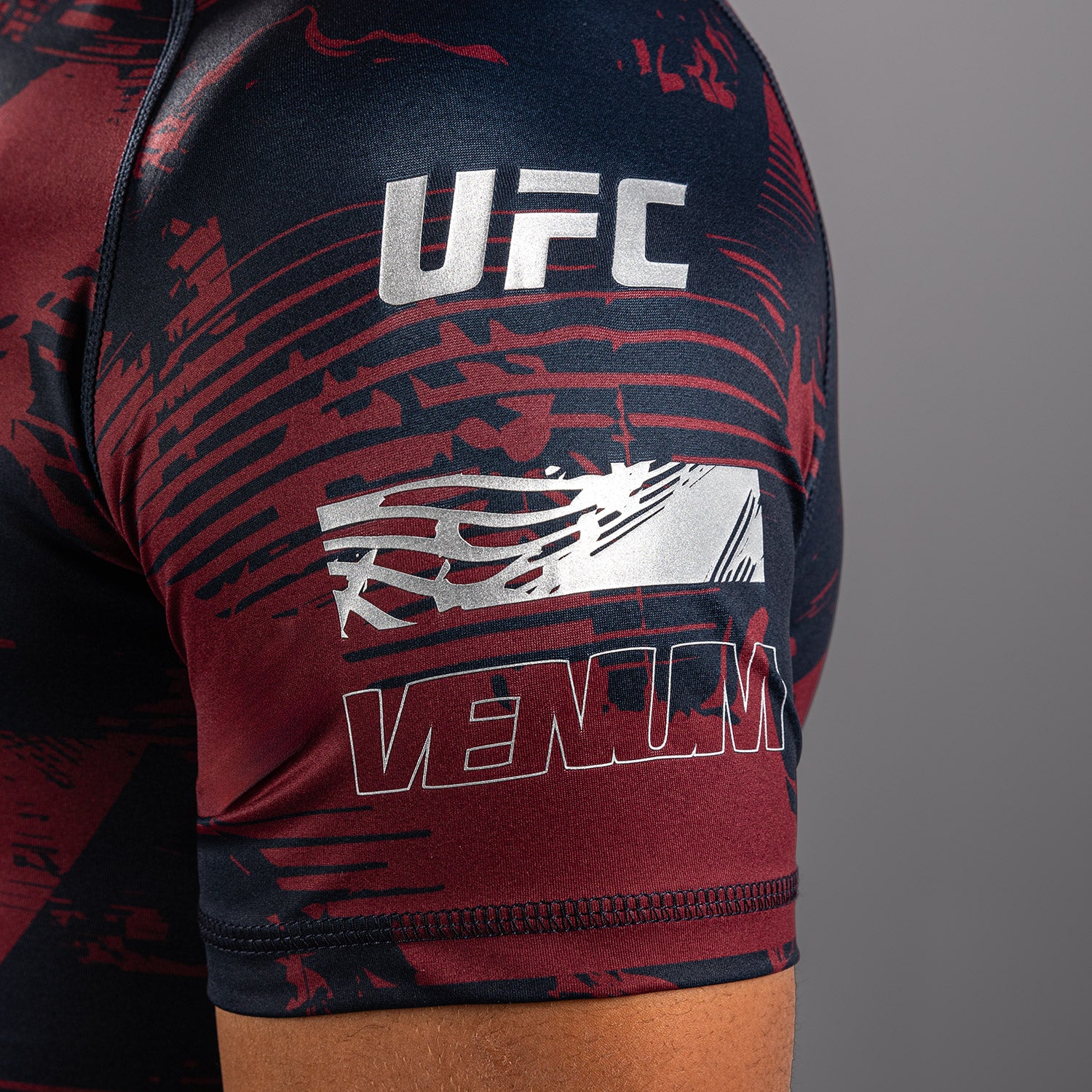 UFC Zenith by Venum Authentic Fight Week Rashguard de manga corta Performance Hombre - Azul marino/Burdeos/Plateado - Image 7