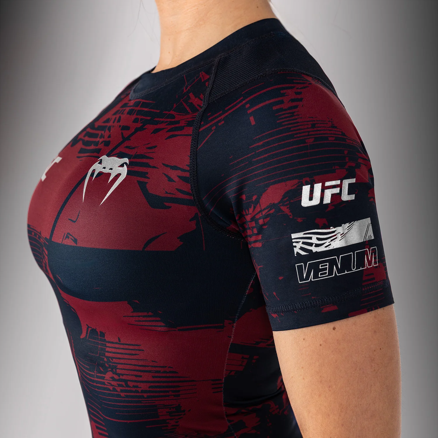 UFC Zenith by Venum Authentic Fight Week Rashguard de manga corta Performance Mujer - Azul marino/Burdeos/Plateado - Image 6